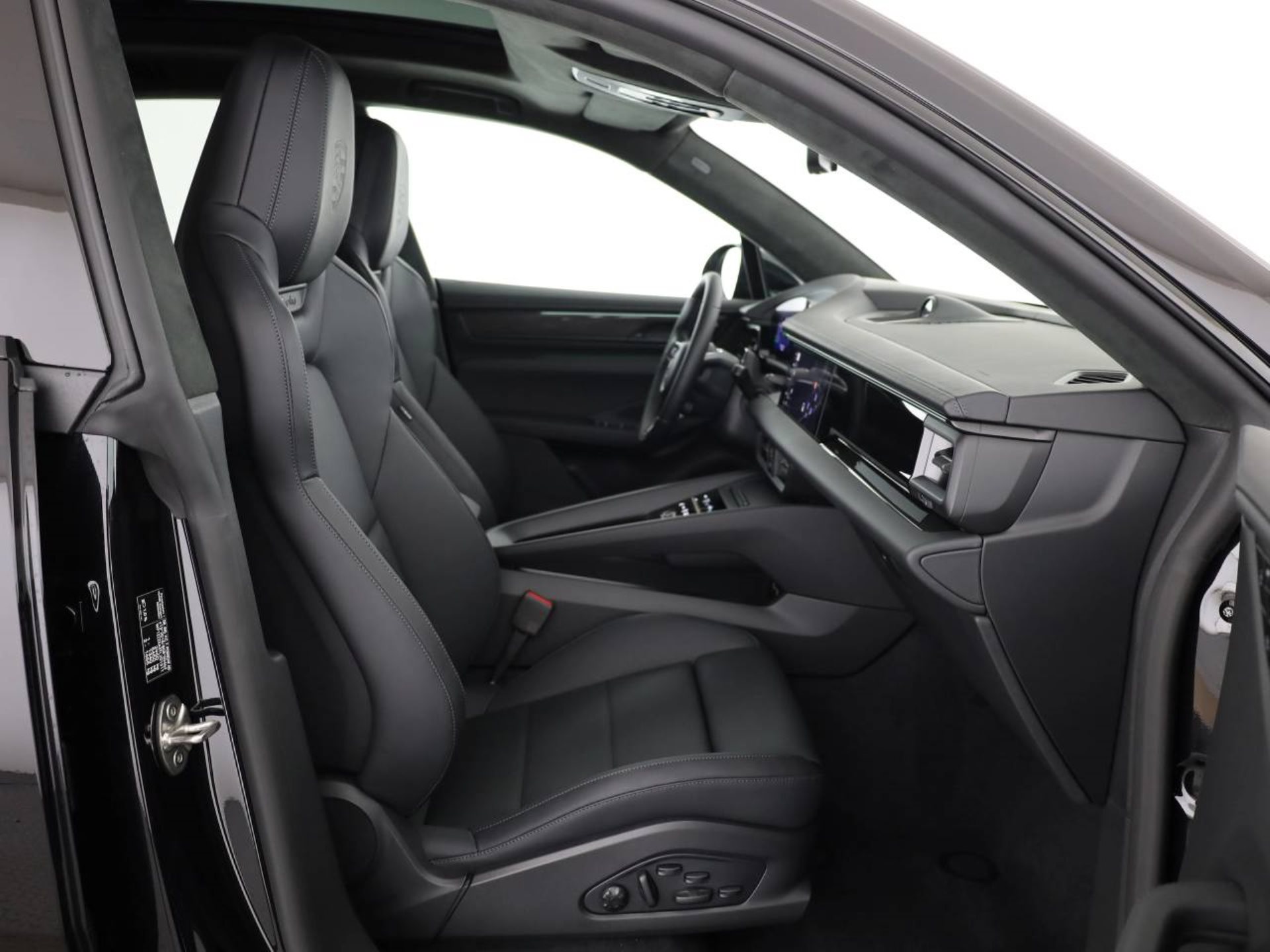 PORSCHE Macan Turbo-image-14