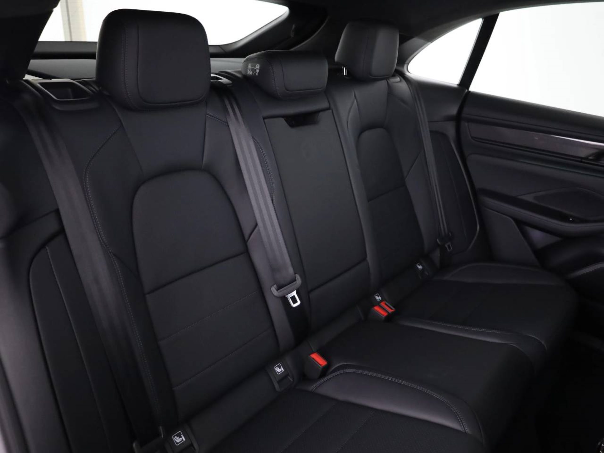 PORSCHE Macan Turbo-image-17