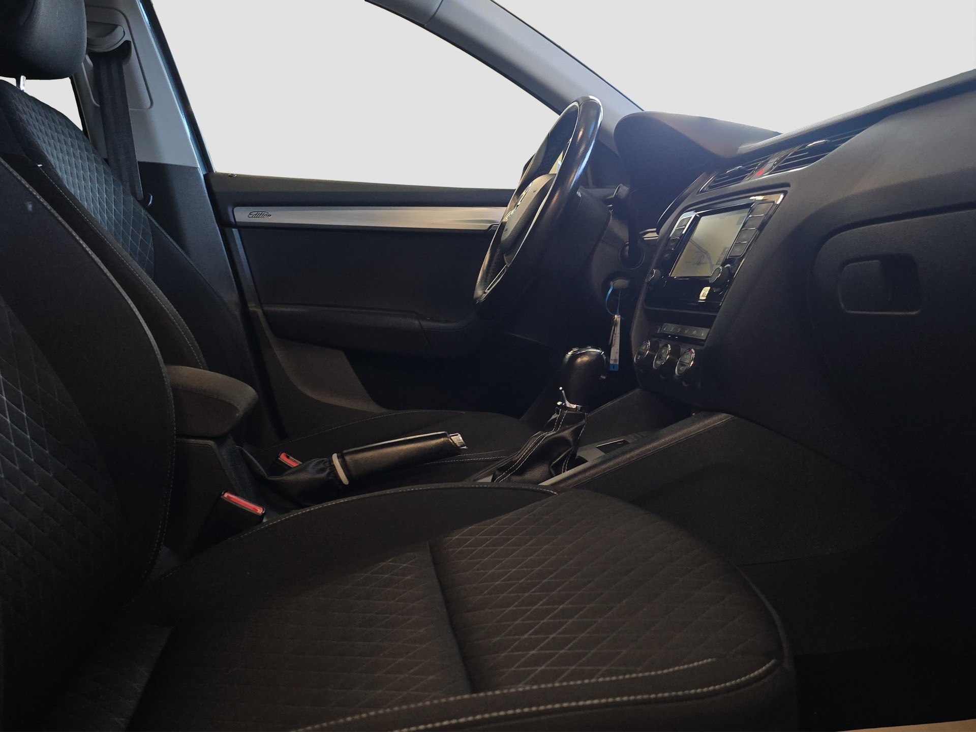 SKODA Octavia Combi 1.8 TSI Ambition 4x4 DSG-image-13