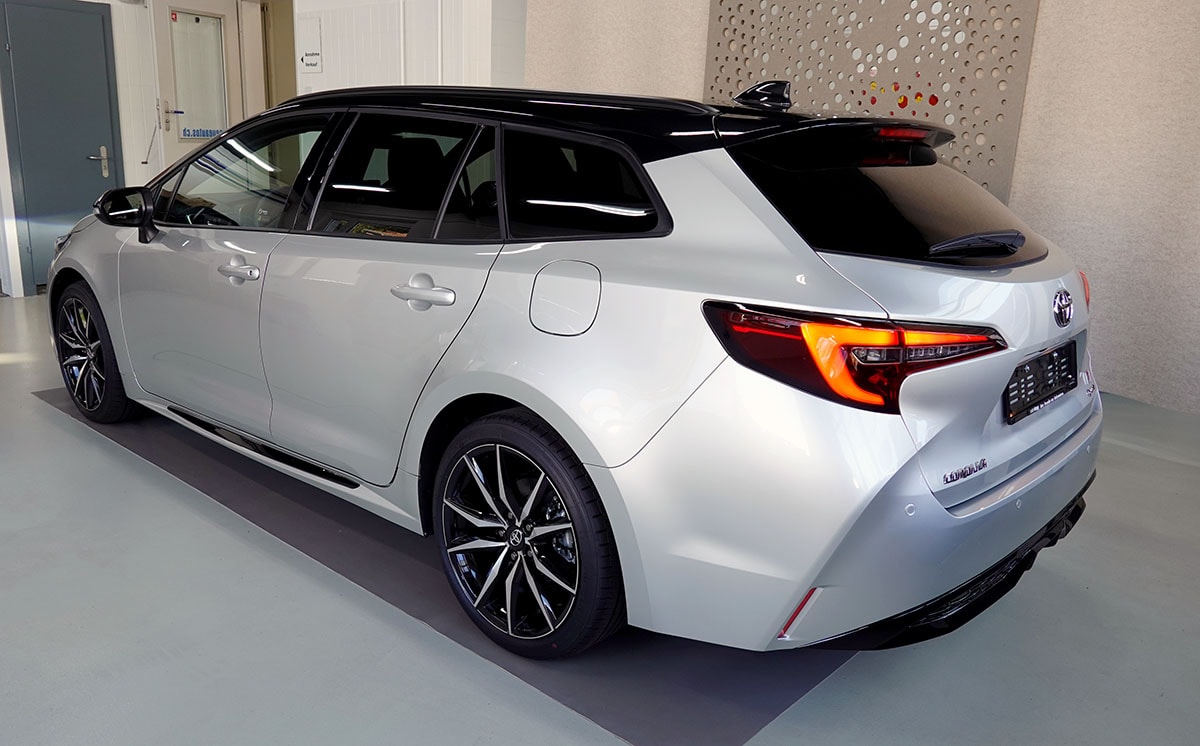 TOYOTA Corolla Touring Sports 2.0 HSD GR Sport e-CVT-image-2
