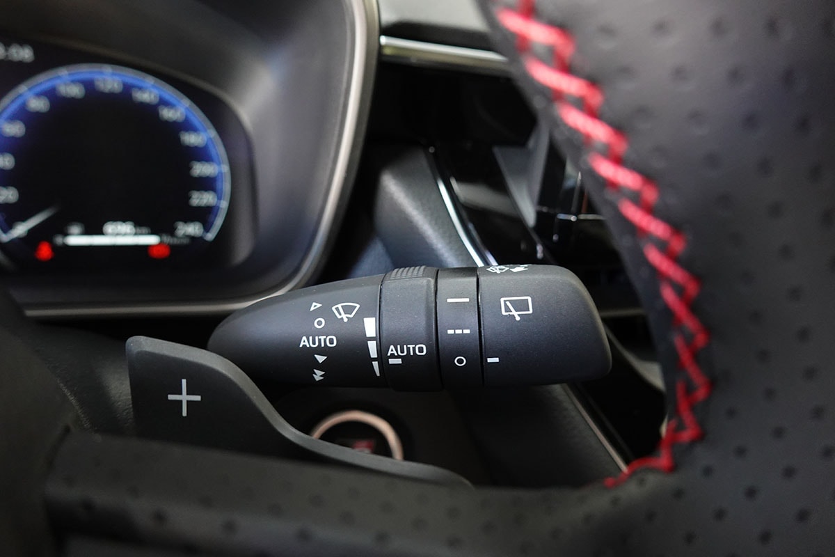 TOYOTA Corolla Touring Sports 2.0 HSD GR Sport e-CVT-image-15