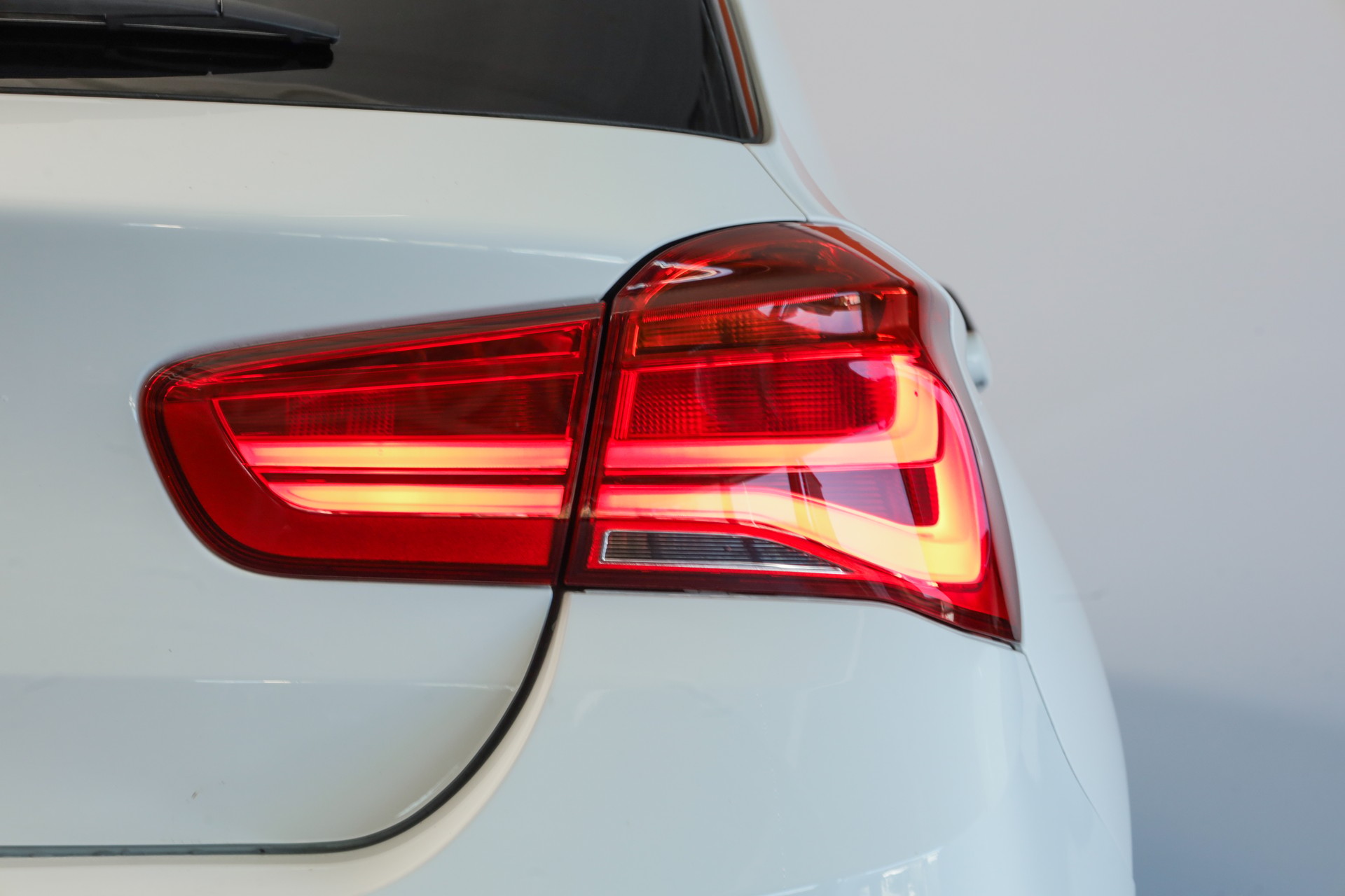 BMW M135i xDrive Steptronic Toit ouvrant / Harman Kardon / Phares LED adaptatifs-image-9