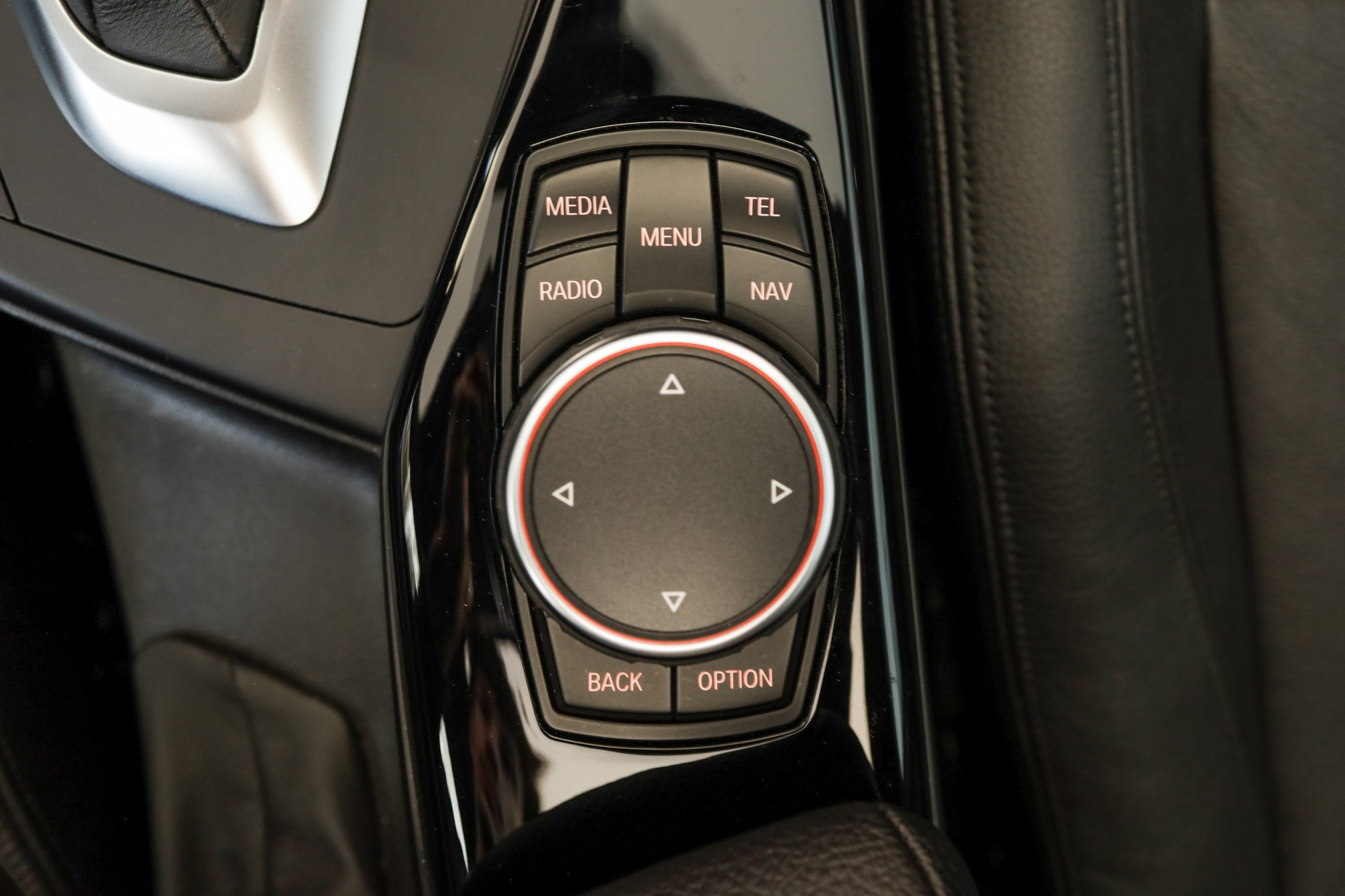 BMW M135i xDrive Steptronic Toit ouvrant / Harman Kardon / Phares LED adaptatifs-image-16
