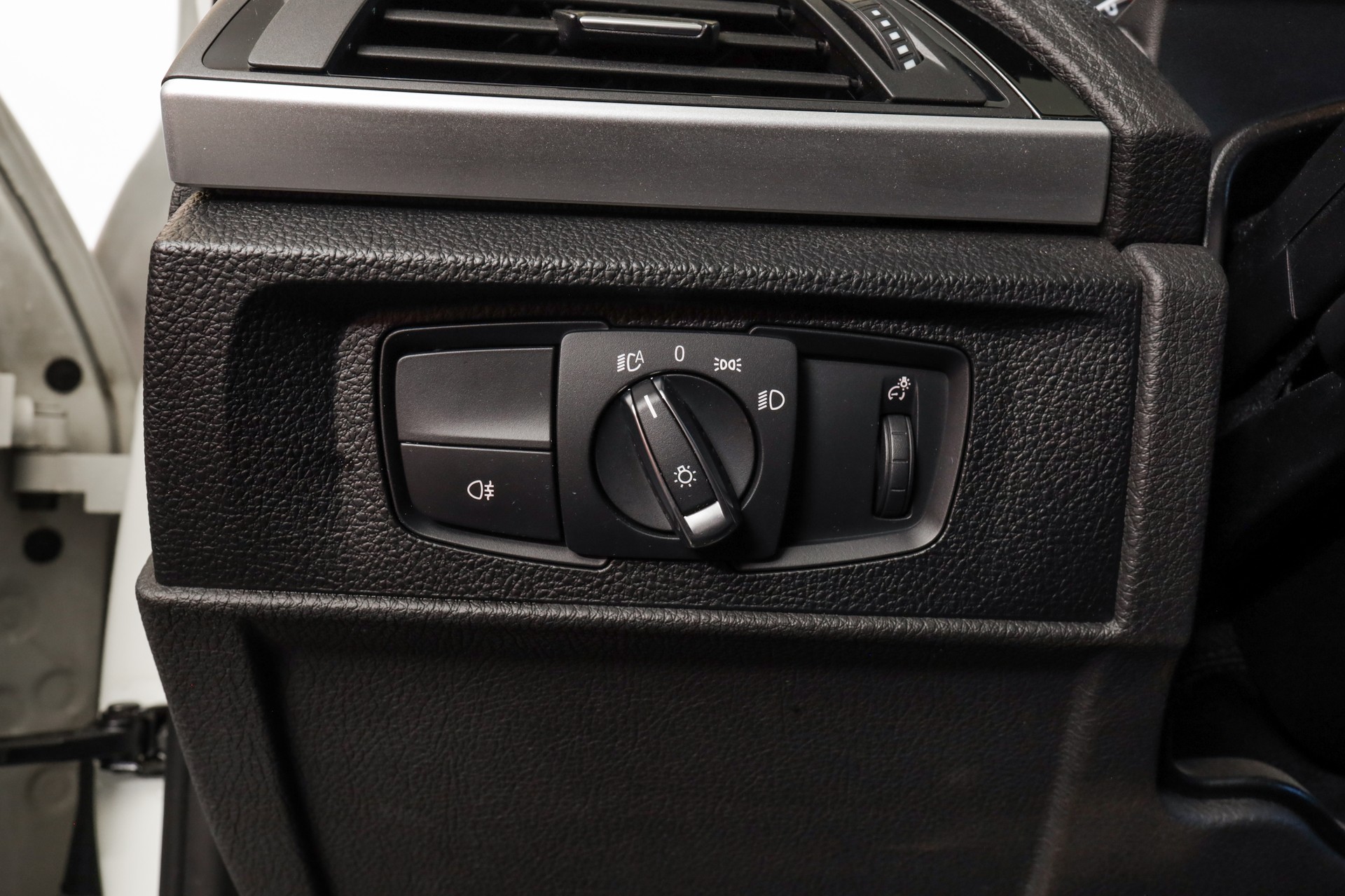 BMW M135i xDrive Steptronic Toit ouvrant / Harman Kardon / Phares LED adaptatifs-image-23