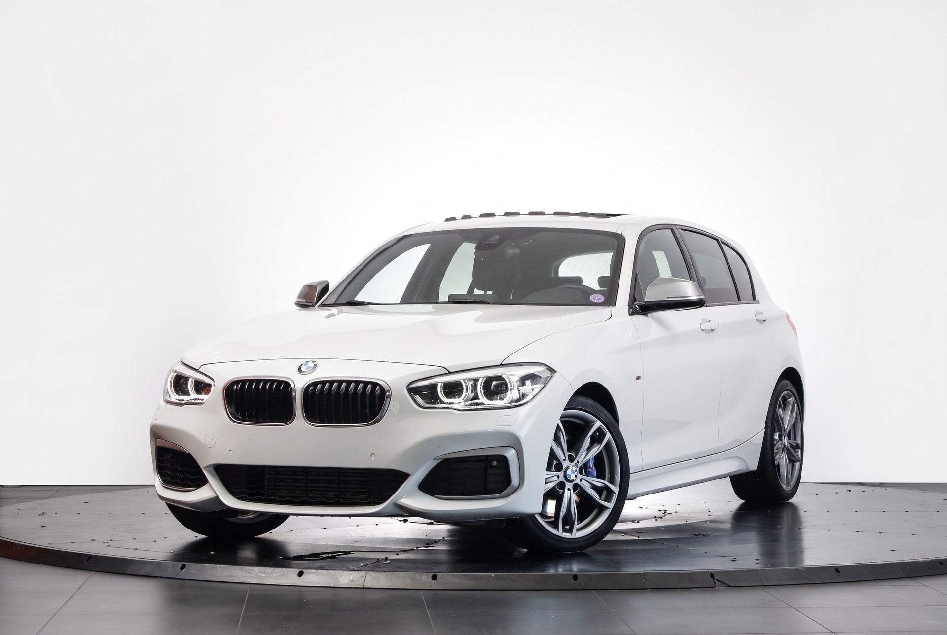 BMW M135i xDrive Steptronic Toit ouvrant / Harman Kardon / Phares LED adaptatifs-image-3