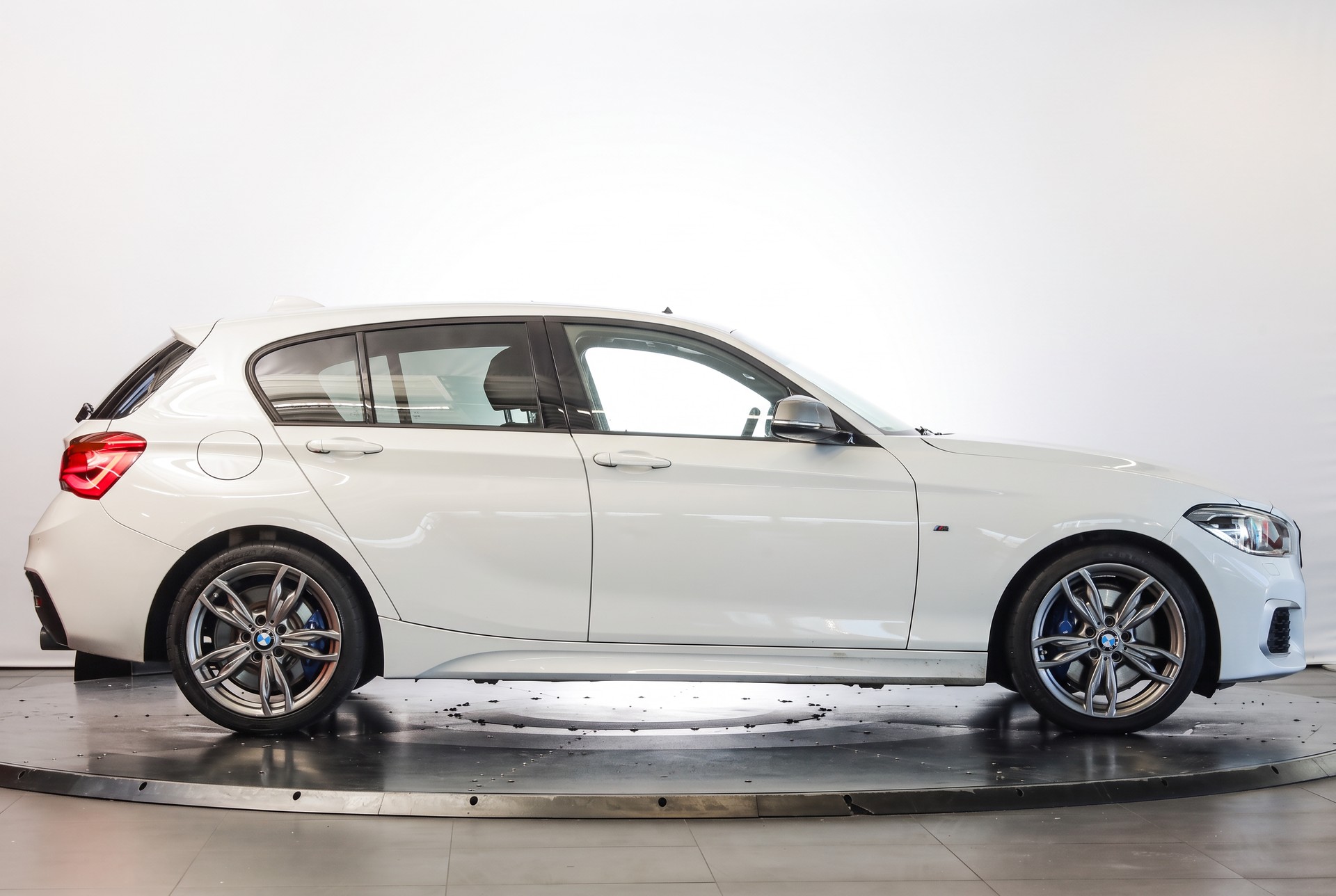 BMW M135i xDrive Steptronic Toit ouvrant / Harman Kardon / Phares LED adaptatifs-image-5