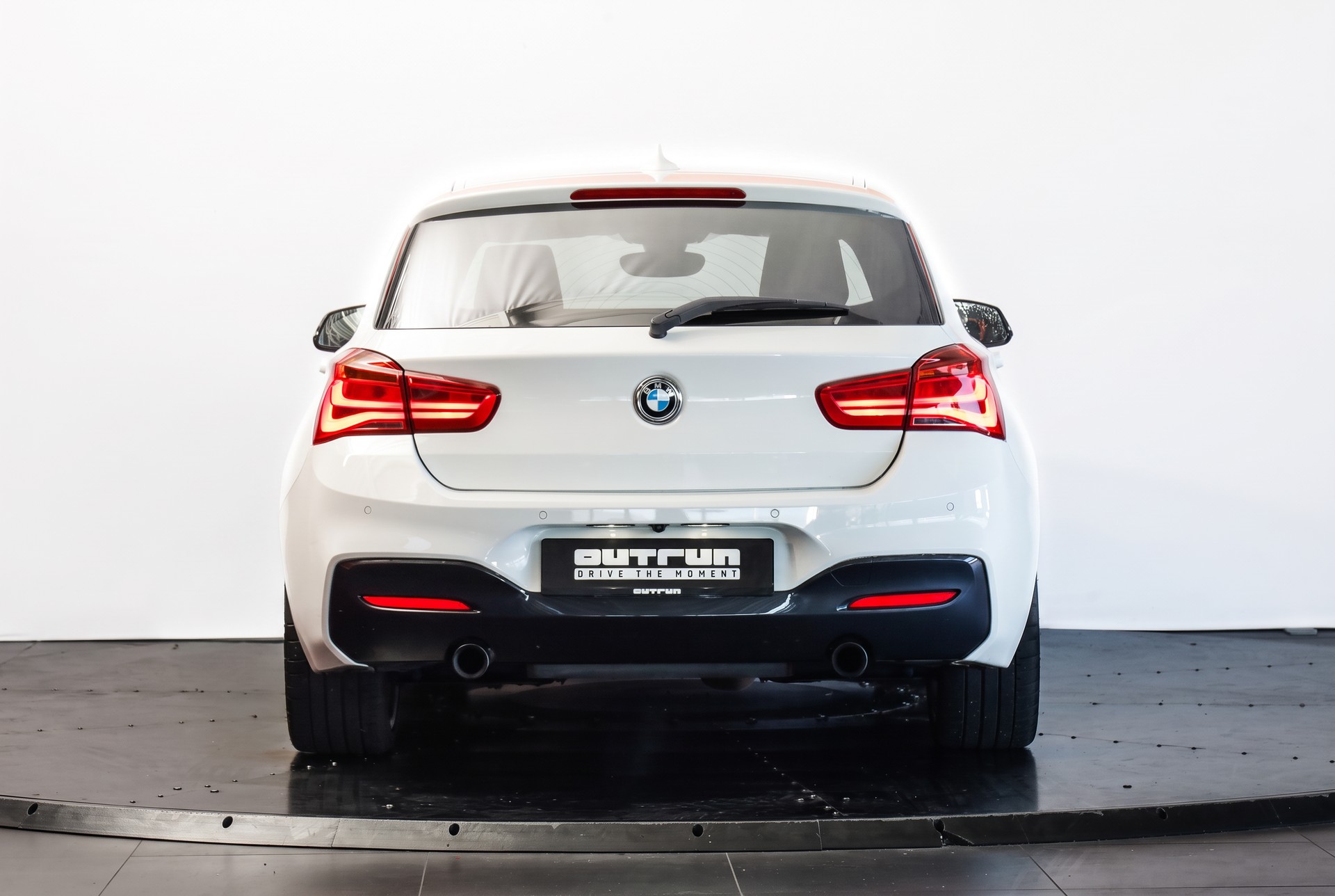 BMW M135i xDrive Steptronic Toit ouvrant / Harman Kardon / Phares LED adaptatifs-image-2