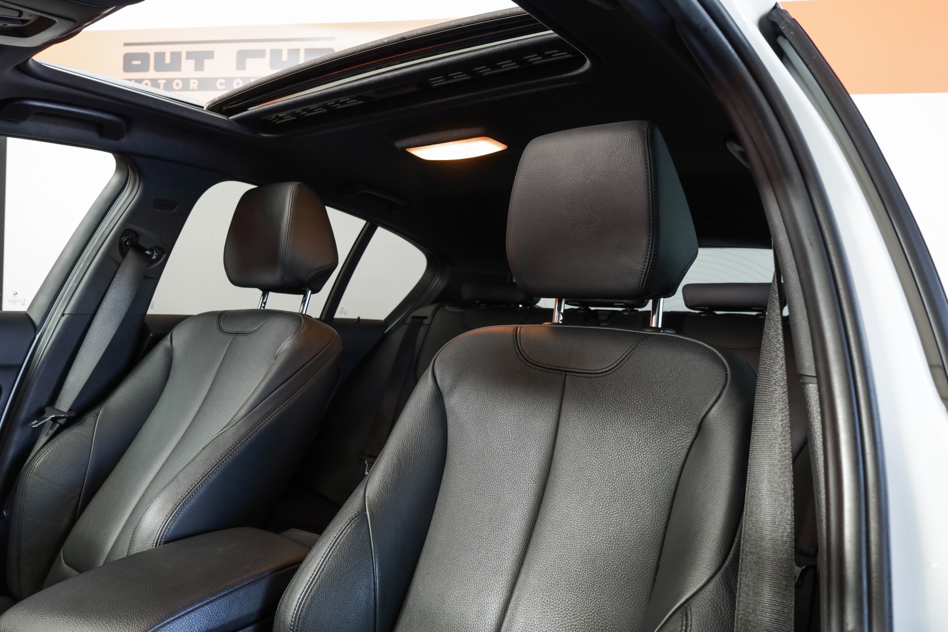 BMW M135i xDrive Steptronic Toit ouvrant / Harman Kardon / Phares LED adaptatifs-image-24