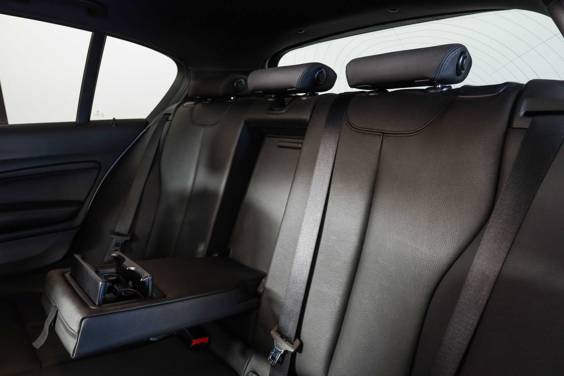BMW M135i xDrive Steptronic Toit ouvrant / Harman Kardon / Phares LED adaptatifs-image-25