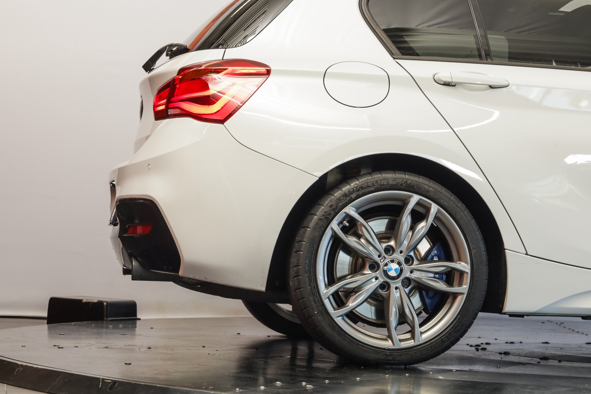 BMW M135i xDrive Steptronic Toit ouvrant / Harman Kardon / Phares LED adaptatifs-image-7