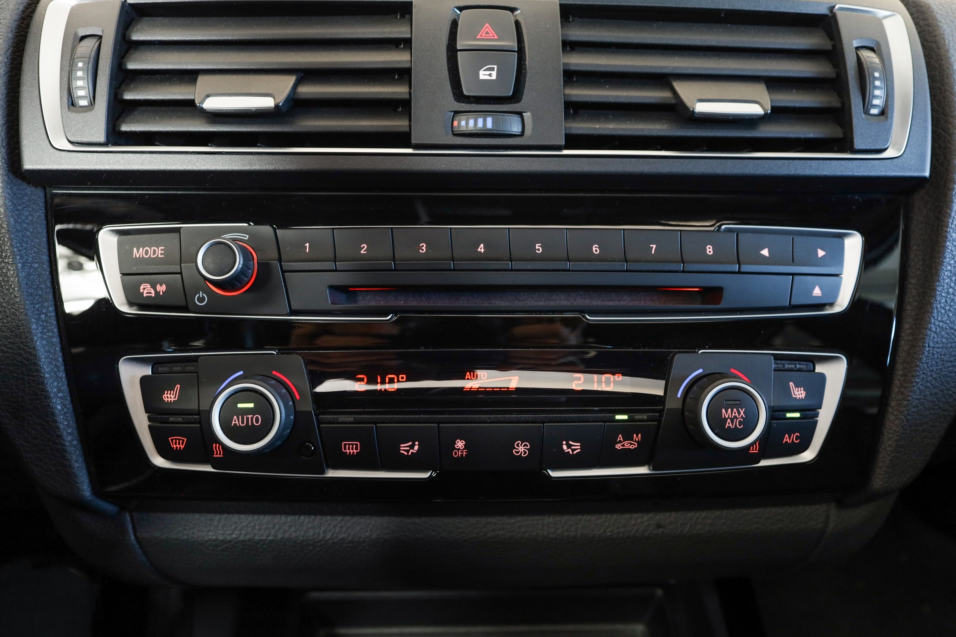 BMW M135i xDrive Steptronic Toit ouvrant / Harman Kardon / Phares LED adaptatifs-image-13