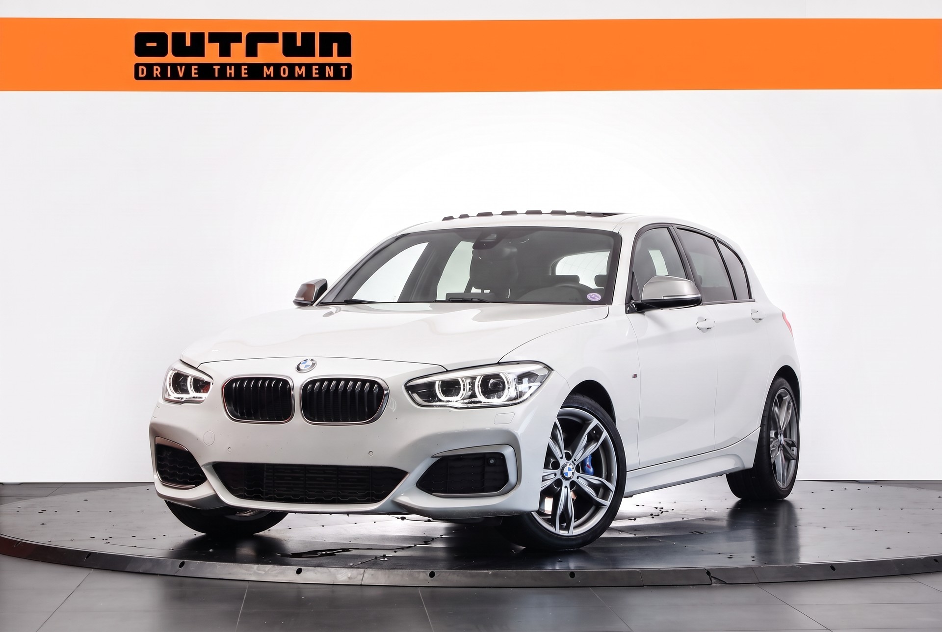 BMW M135i xDrive Steptronic Toit ouvrant / Harman Kardon / Phares LED adaptatifs-image-0