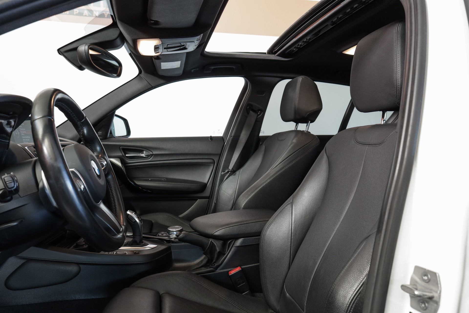 BMW M135i xDrive Steptronic Toit ouvrant / Harman Kardon / Phares LED adaptatifs-image-10