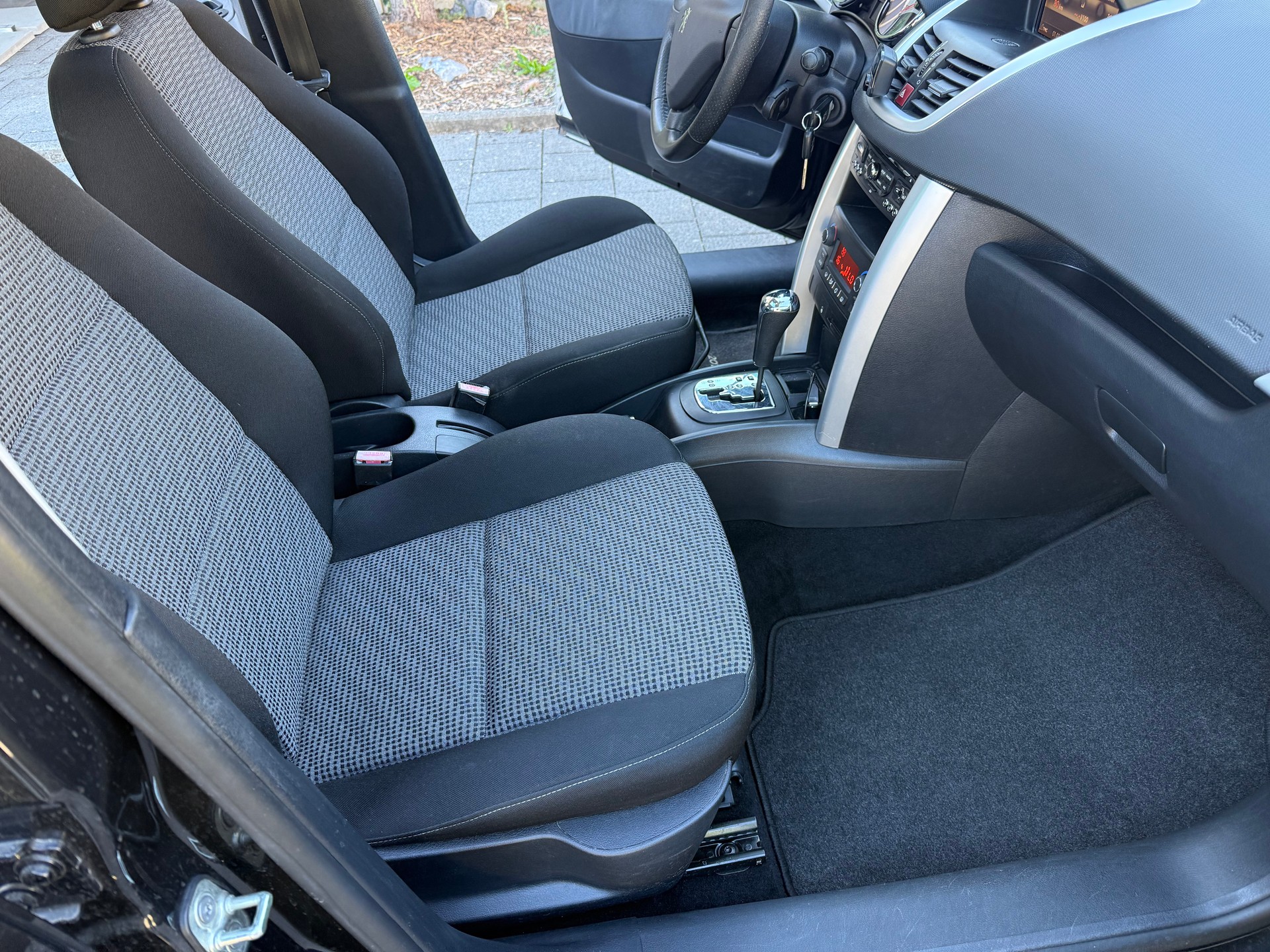 PEUGEOT 207 SW 1.6 16V Sport Automatic-image-9