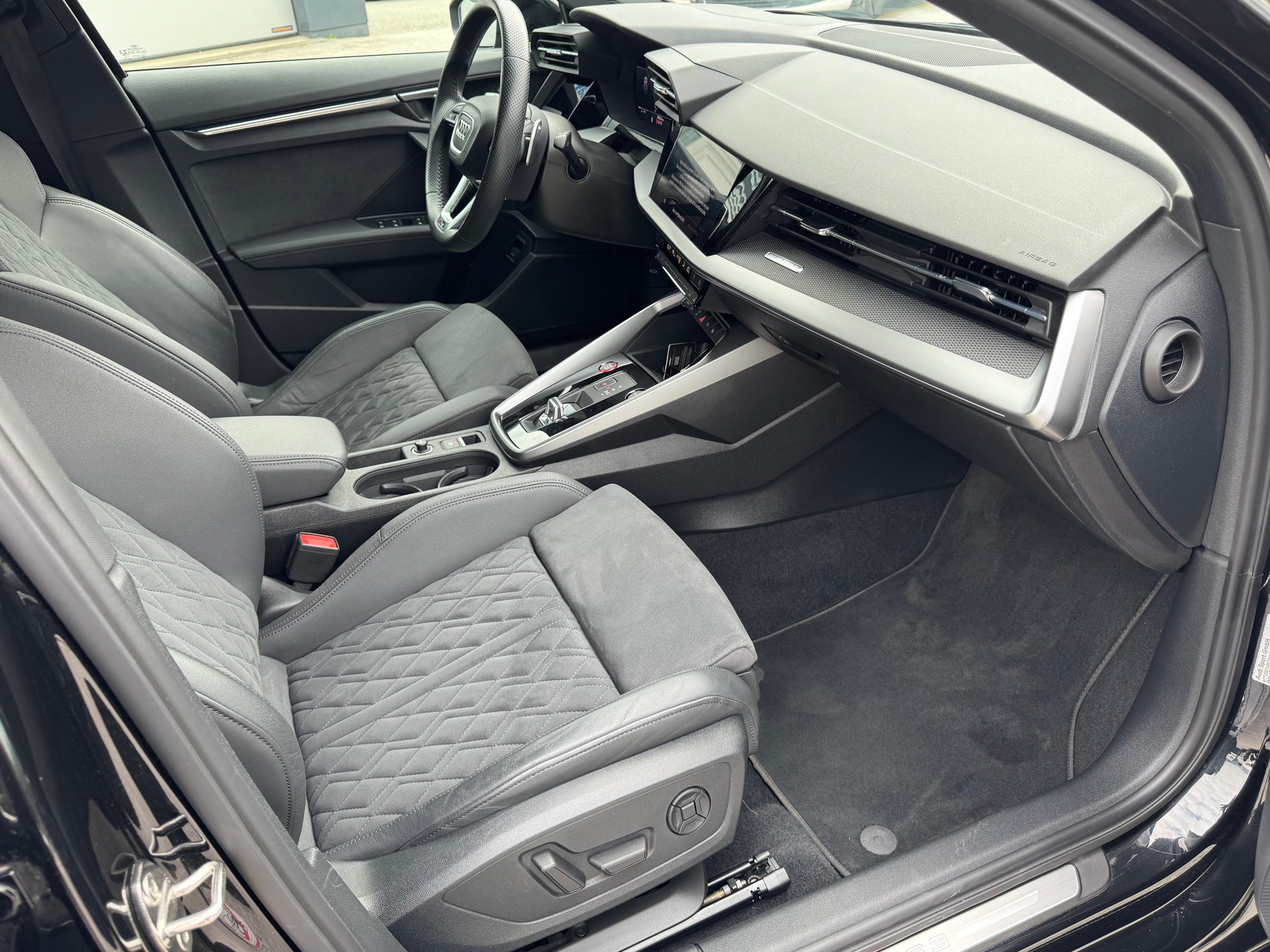 AUDI RS3 Sportback 2.5 TSI quattro S-tronic-image-26