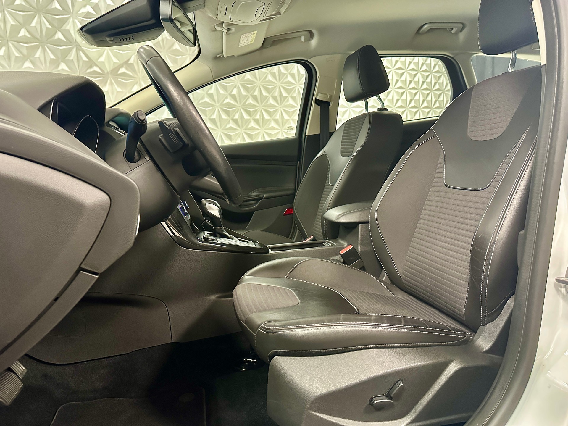 FORD Focus 1.5 SCTi Titanium Automatic-image-12