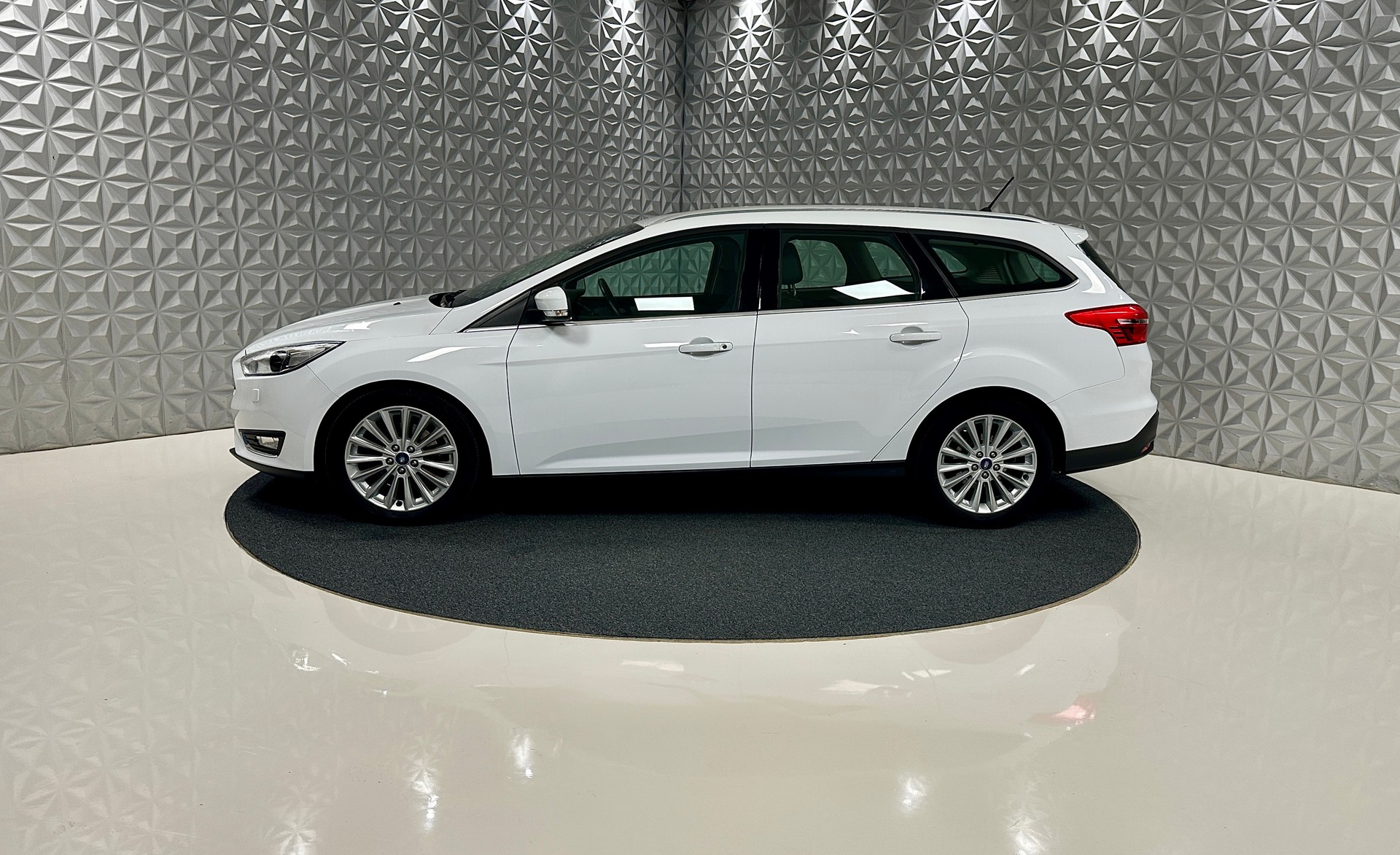 FORD Focus 1.5 SCTi Titanium Automatic-image-7