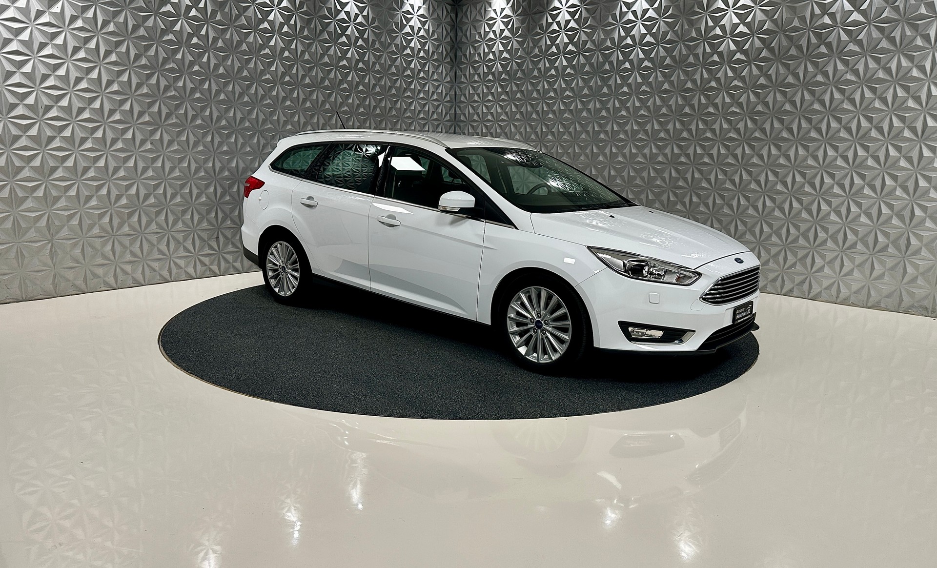 FORD Focus 1.5 SCTi Titanium Automatic-image-2