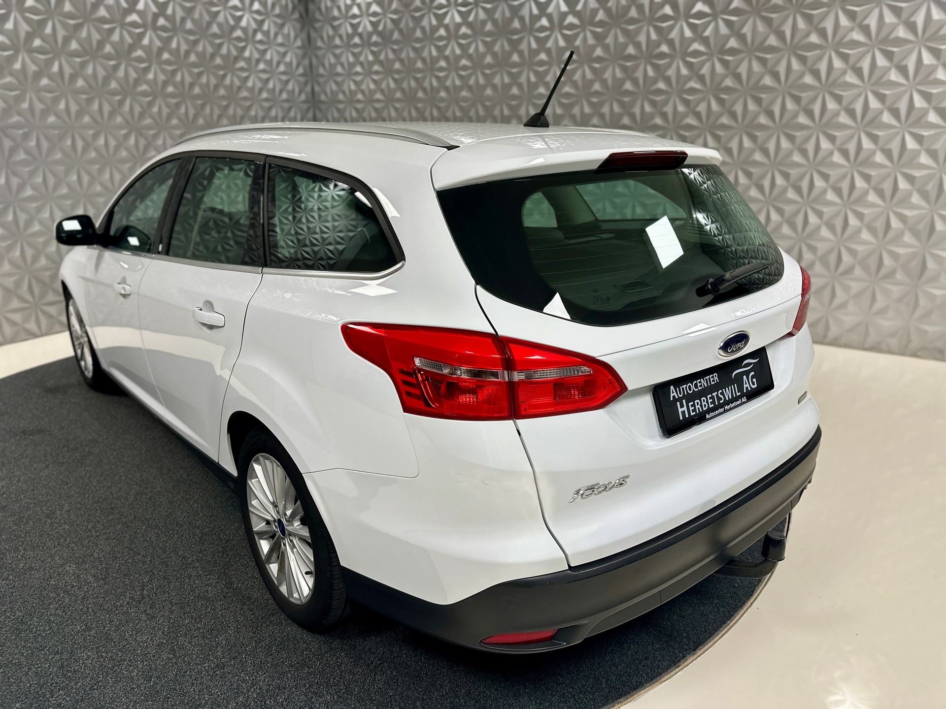 FORD Focus 1.5 SCTi Titanium Automatic-image-9