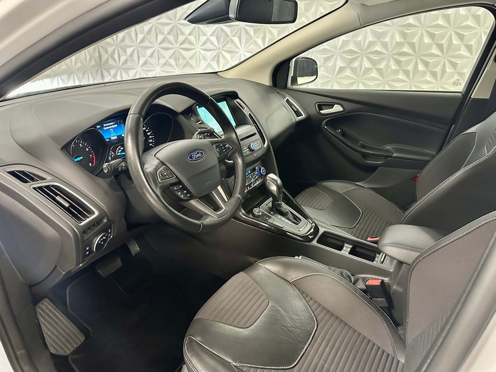FORD Focus 1.5 SCTi Titanium Automatic-image-11