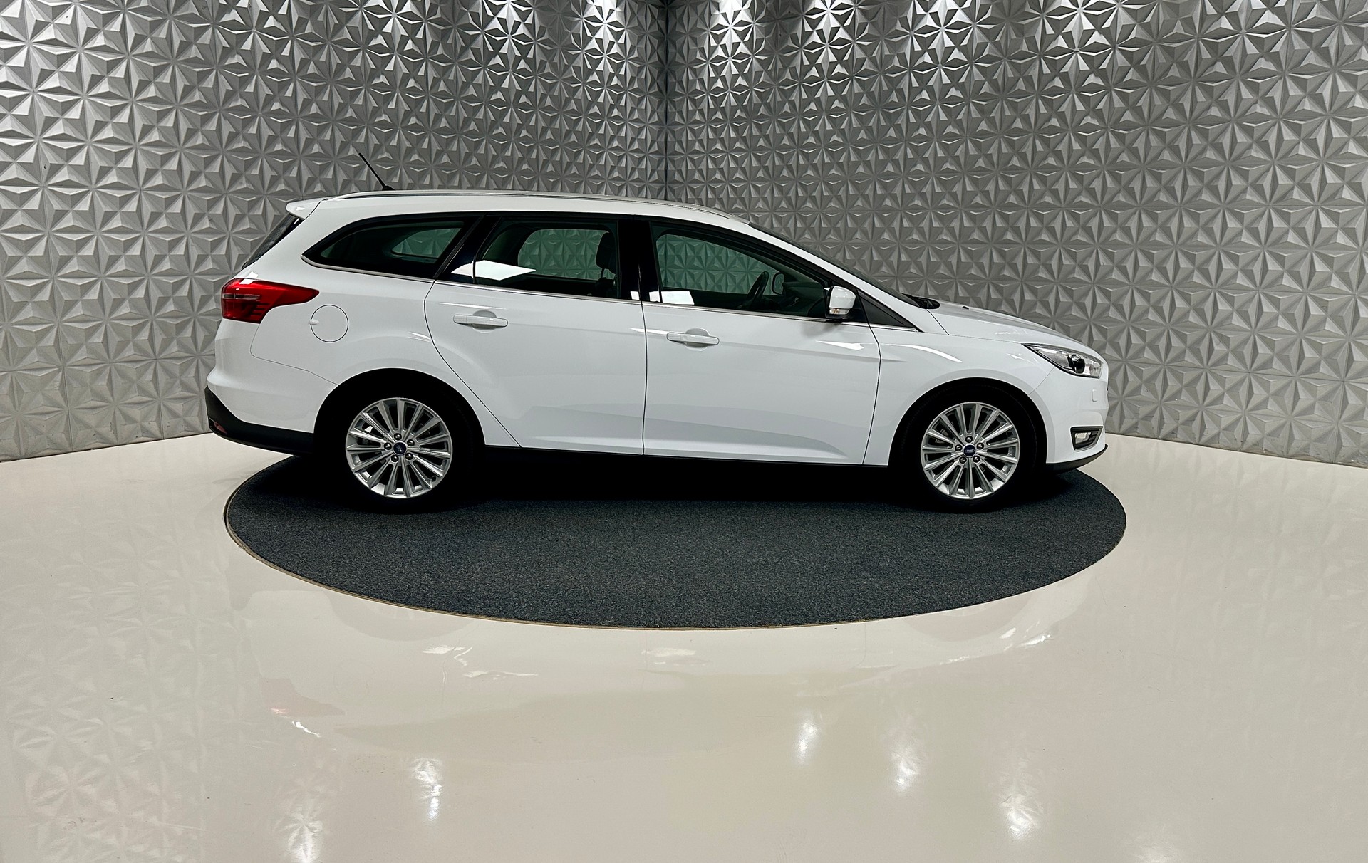 FORD Focus 1.5 SCTi Titanium Automatic-image-3