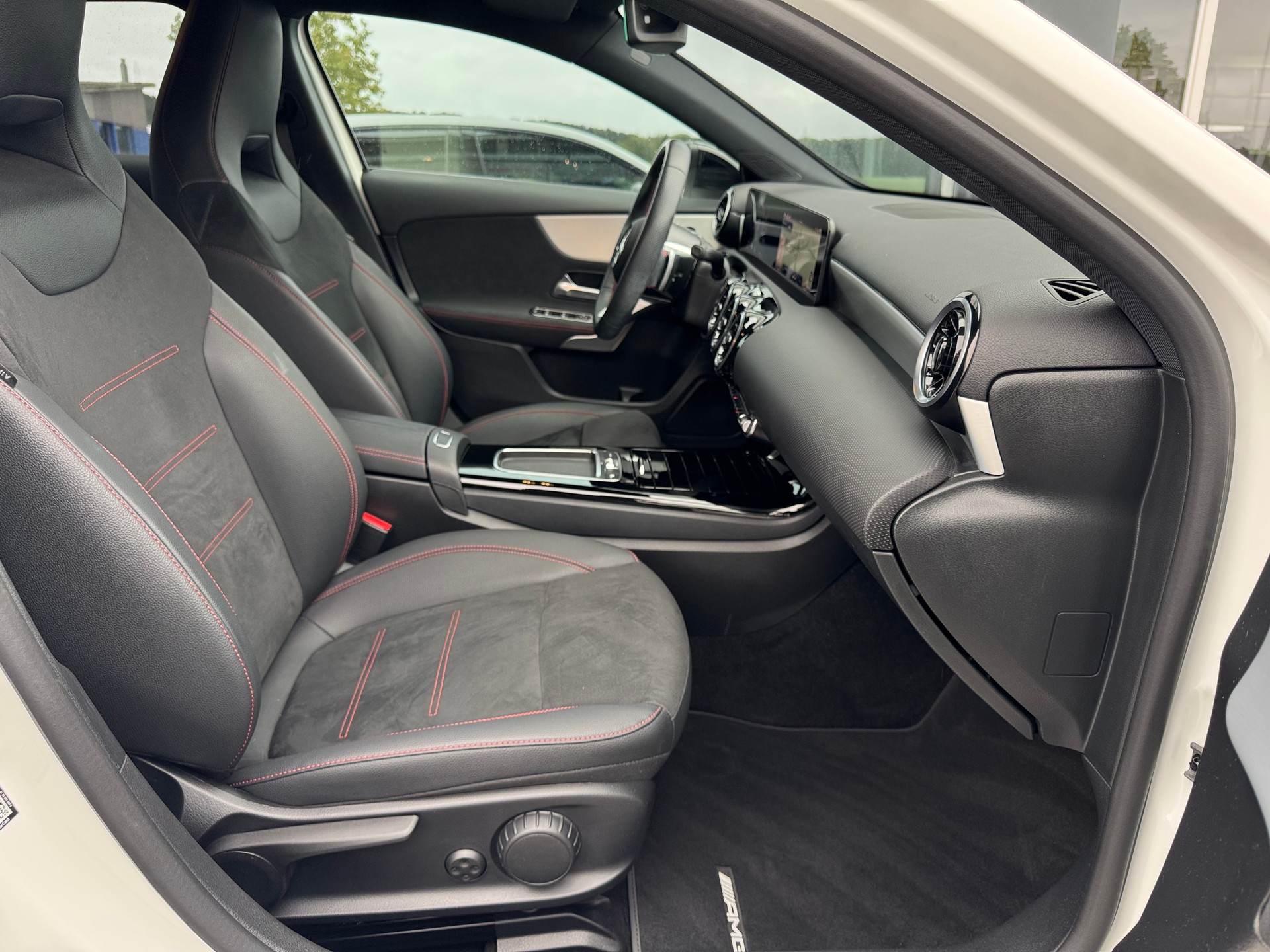 MERCEDES-BENZ A 200 AMG Line Night Star 7G-DCT-image-5