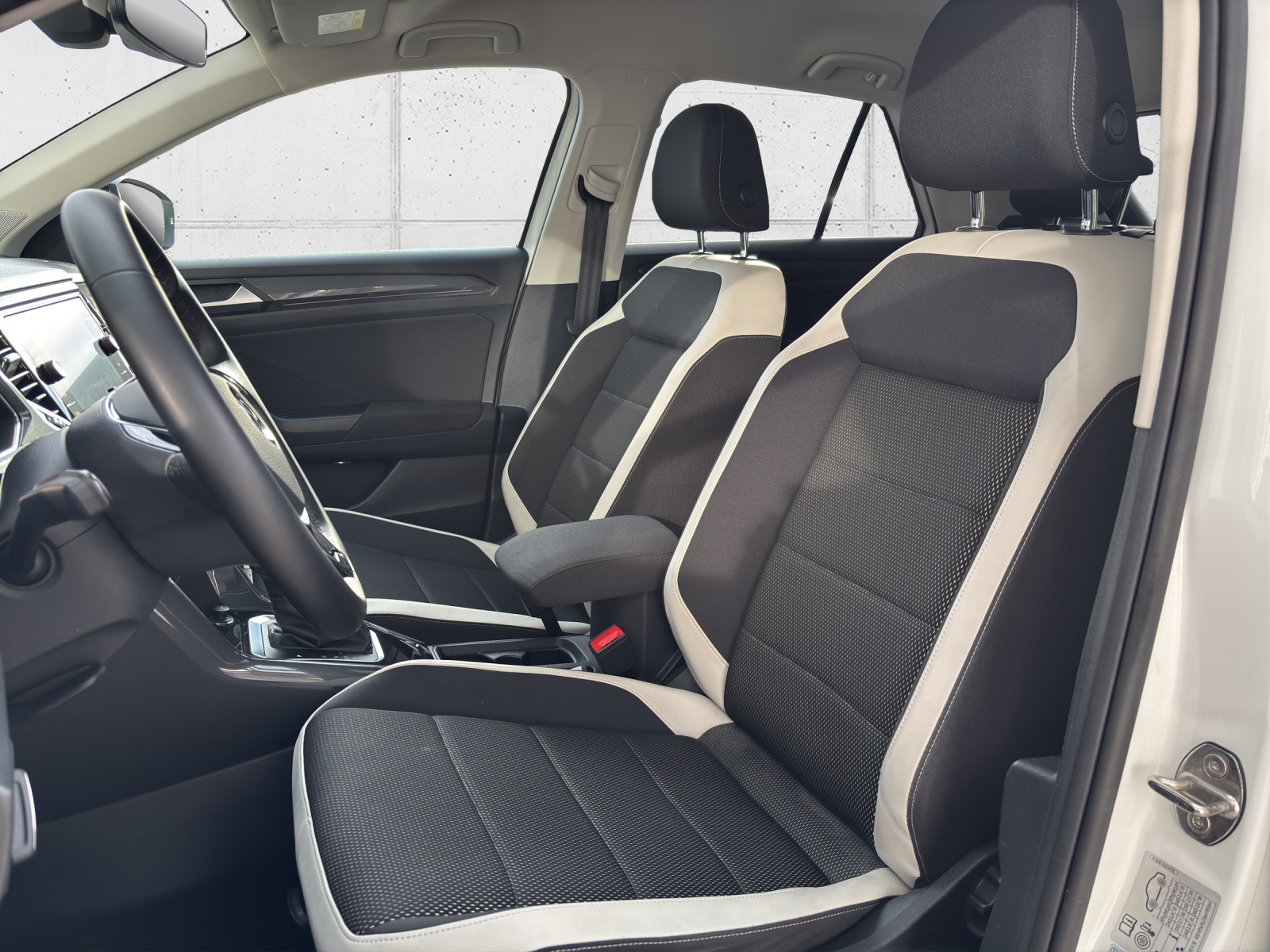 VW T-Roc 1.5 TSI EVO Sport R-Line DSG mit AHK, Rückfahrkamera & Winterräder-image-24