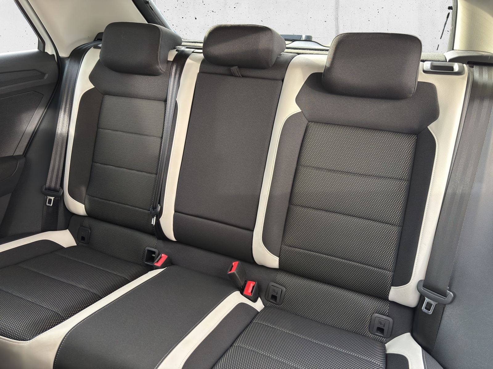 VW T-Roc 1.5 TSI EVO Sport R-Line DSG mit AHK, Rückfahrkamera & Winterräder-image-25