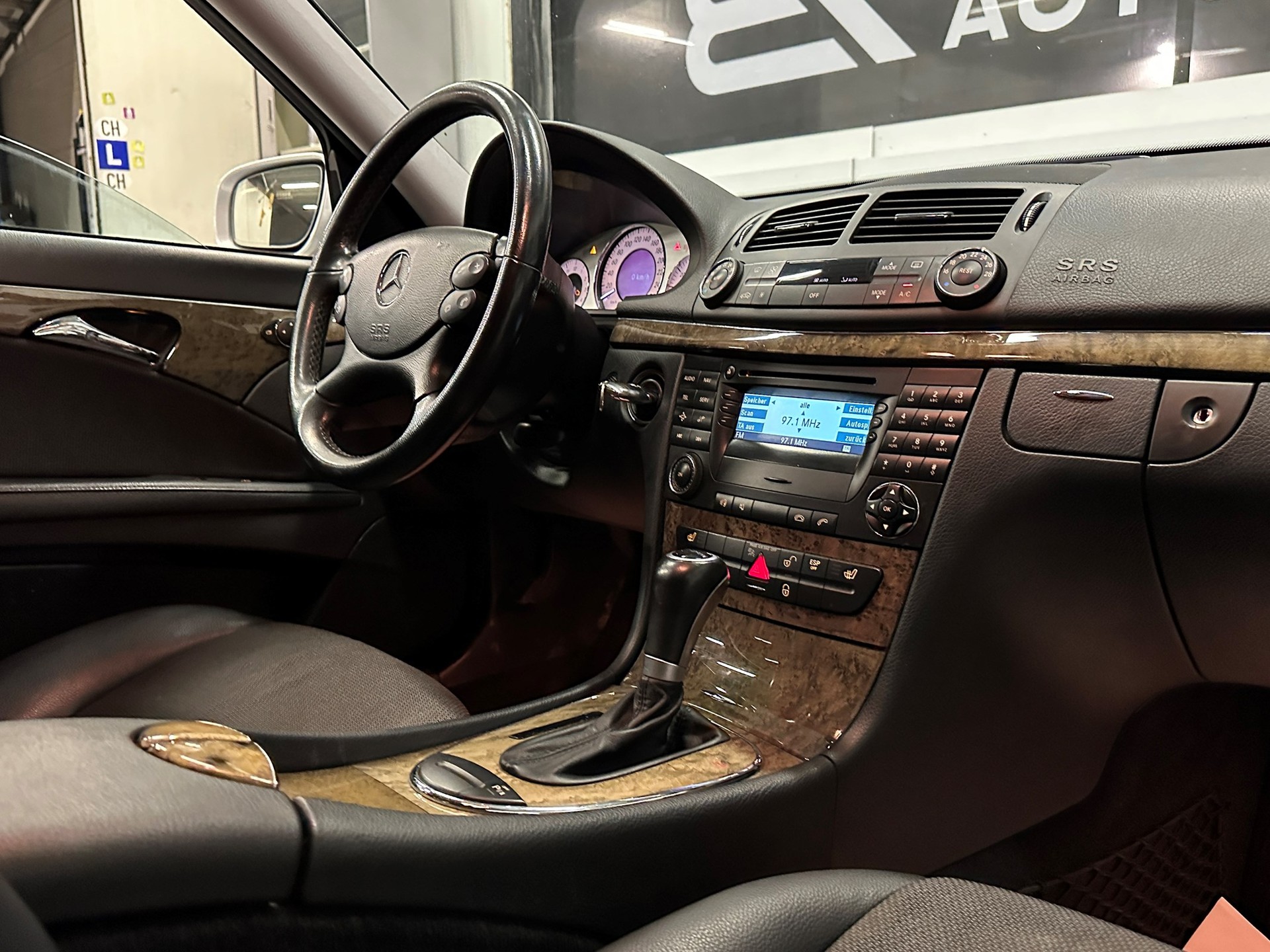 MERCEDES-BENZ E 200 Kompressor Avantgarde-image-8