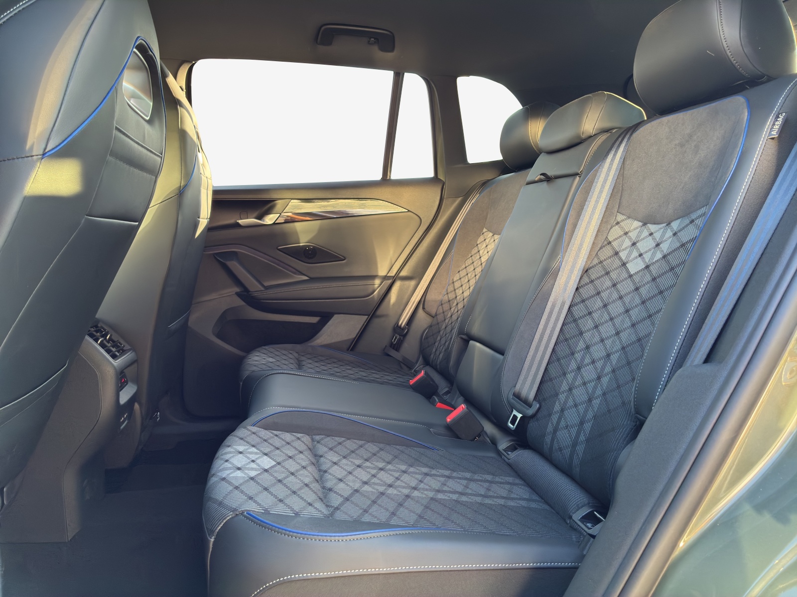 VW Tiguan 2.0 TDI SCR R-Line 4Motion DSG-image-8