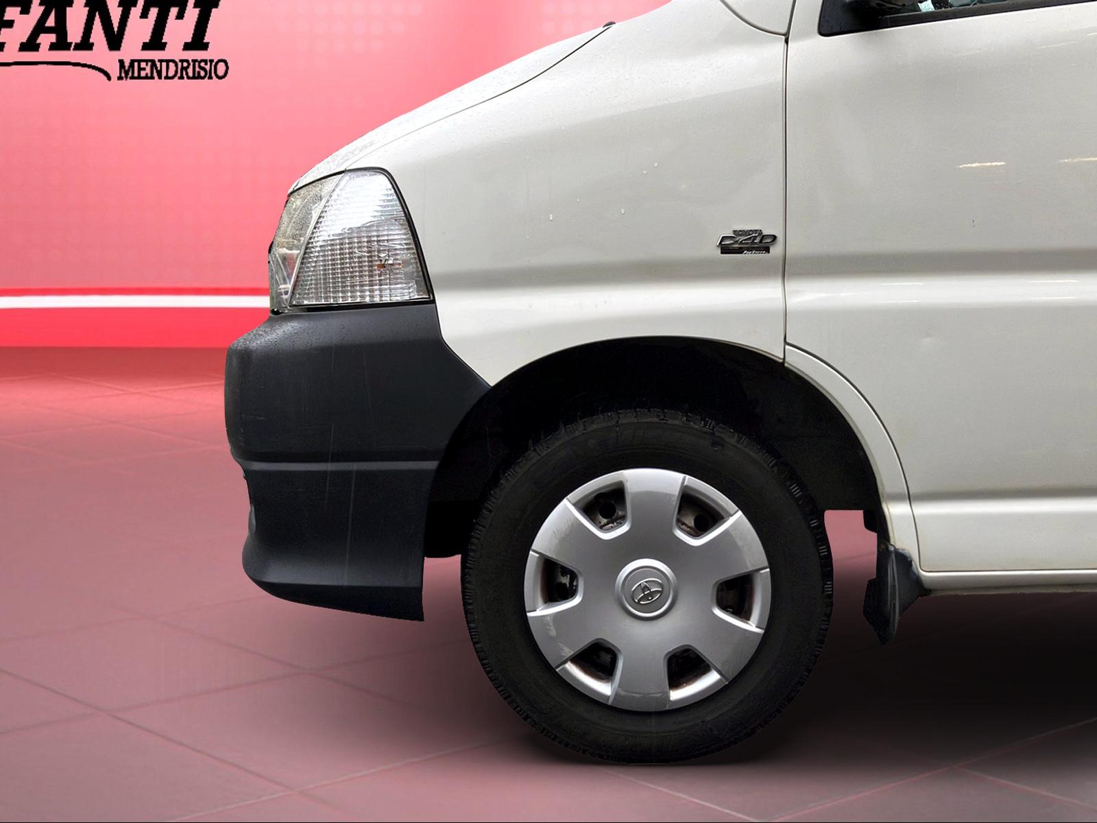 TOYOTA HIACE Kombi LWB 2.5 D-4D 3 P.-image-2