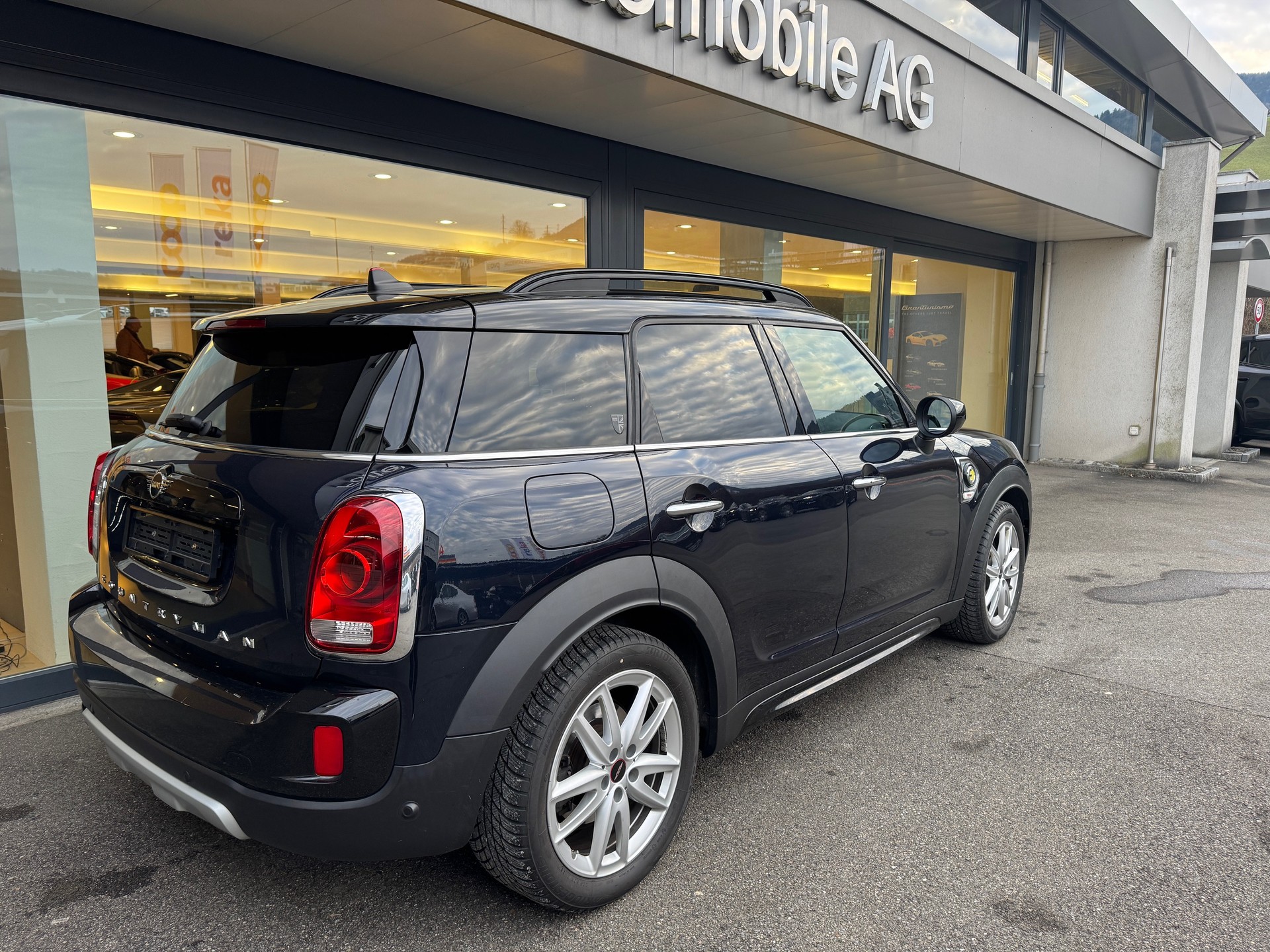 MINI Countryman Co.S E Trafalgar-showroom-element-3