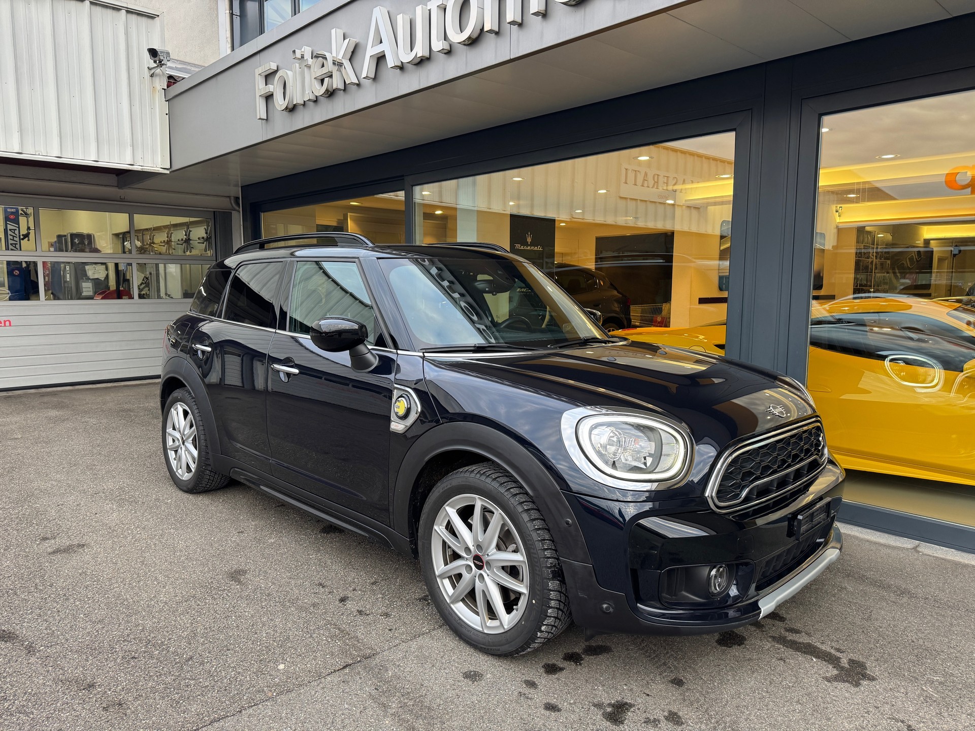 MINI Countryman Co.S E Trafalgar-showroom-element-2