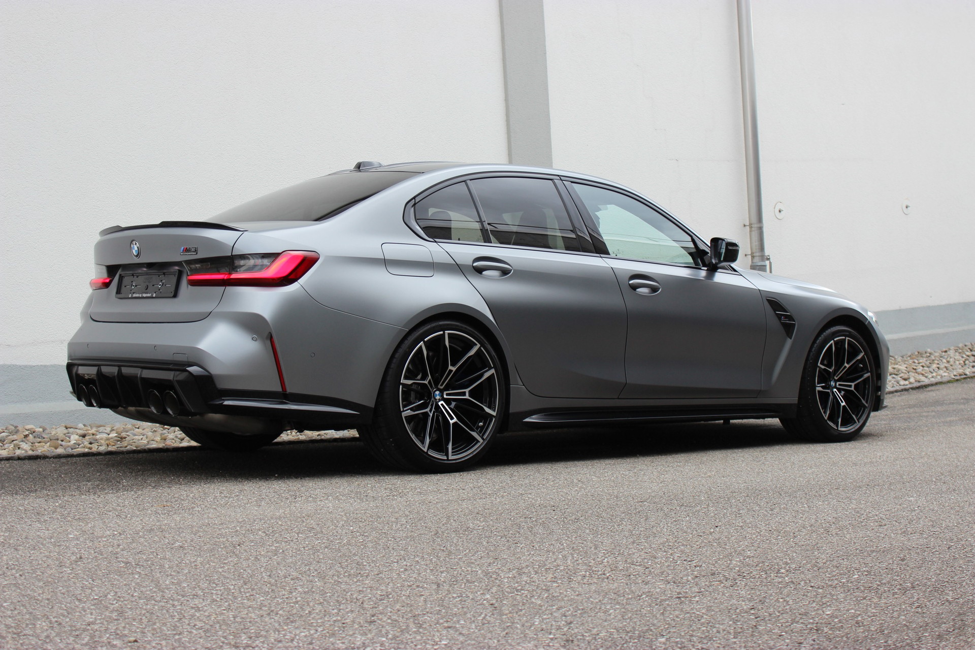 BMW M3 Competition M xDrive Carbon Exterieurpaket Individual *Frozen Pure Grey II metallic*-image-0