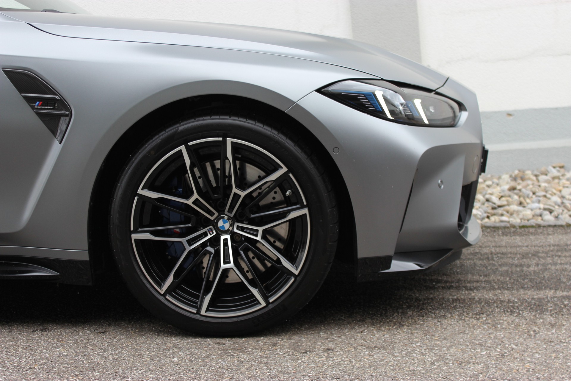 BMW M3 Competition M xDrive Carbon Exterieurpaket Individual *Frozen Pure Grey II metallic*-image-6