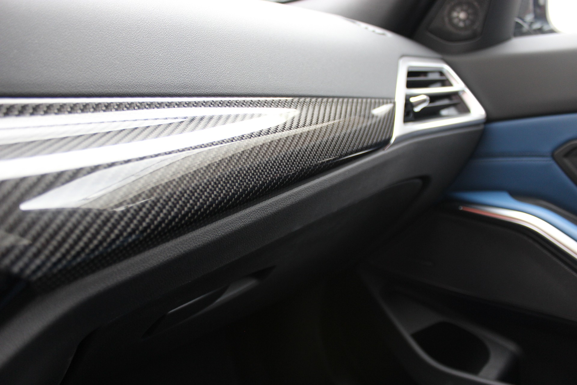BMW M3 Competition M xDrive Carbon Exterieurpaket Individual *Frozen Pure Grey II metallic*-image-15