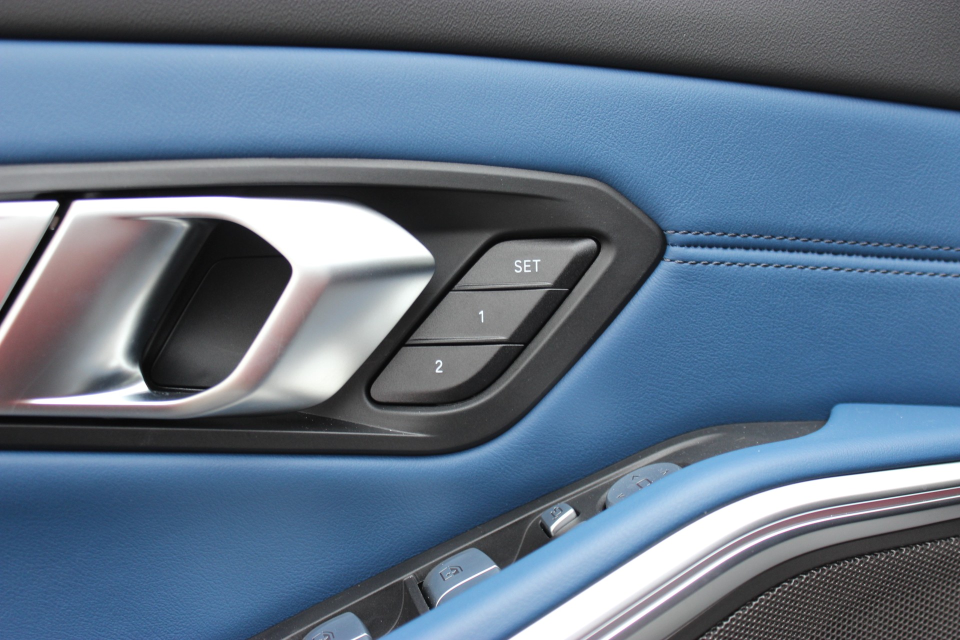 BMW M3 Competition M xDrive Carbon Exterieurpaket Individual *Frozen Pure Grey II metallic*-image-10