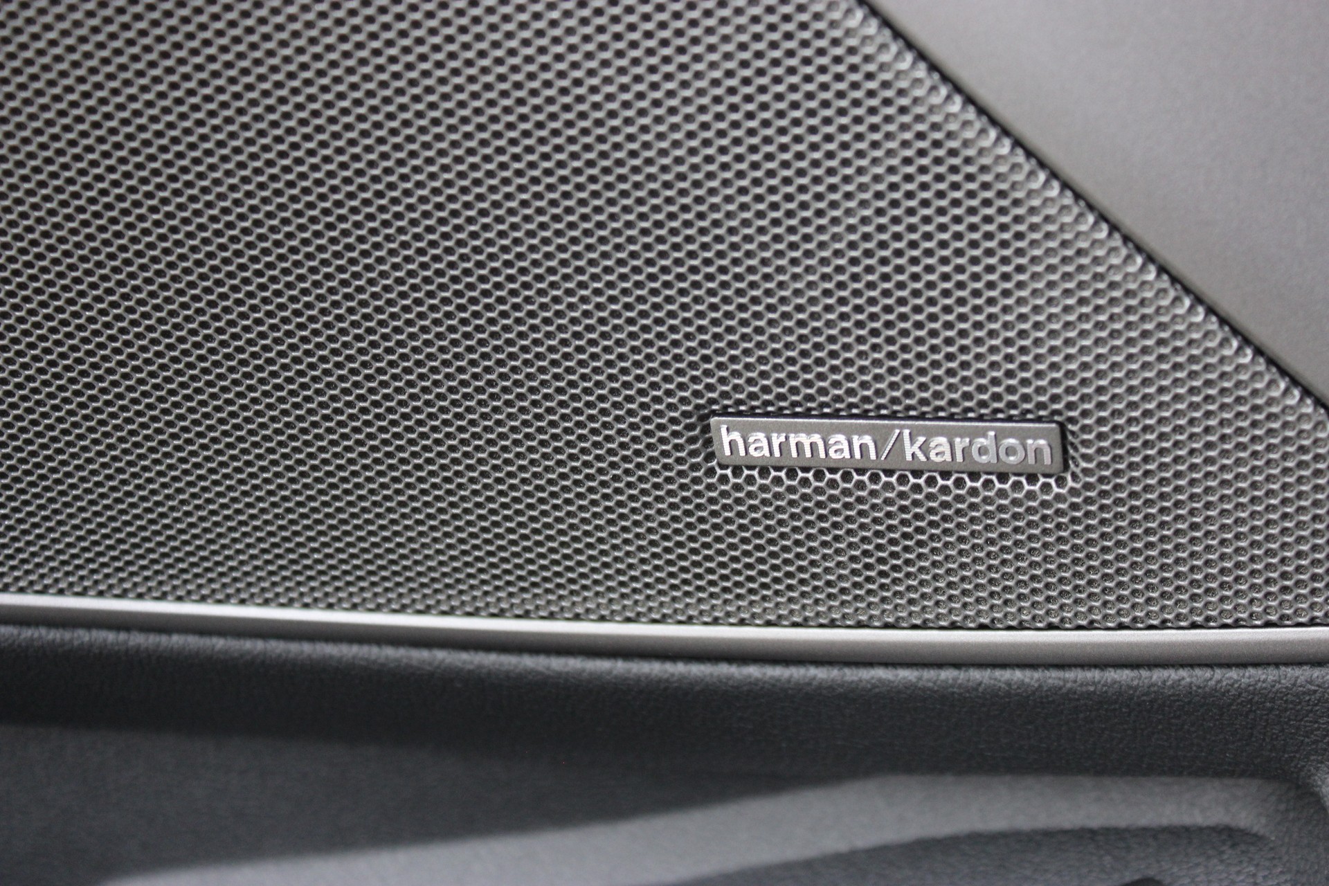 BMW M3 Competition M xDrive Carbon Exterieurpaket Individual *Frozen Pure Grey II metallic*-image-12