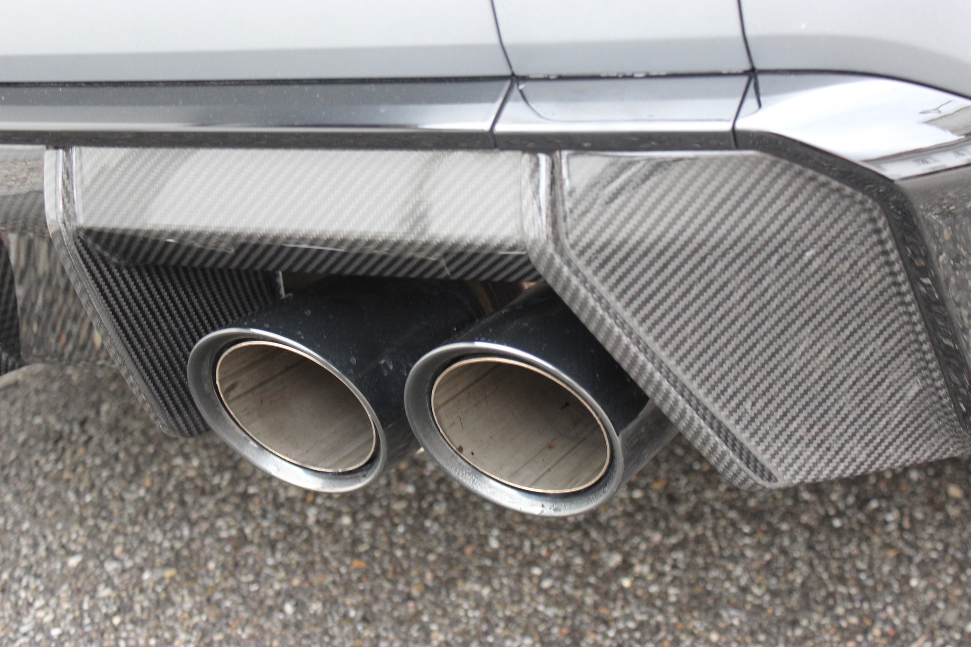 BMW M3 Competition M xDrive Carbon Exterieurpaket Individual *Frozen Pure Grey II metallic*-image-9