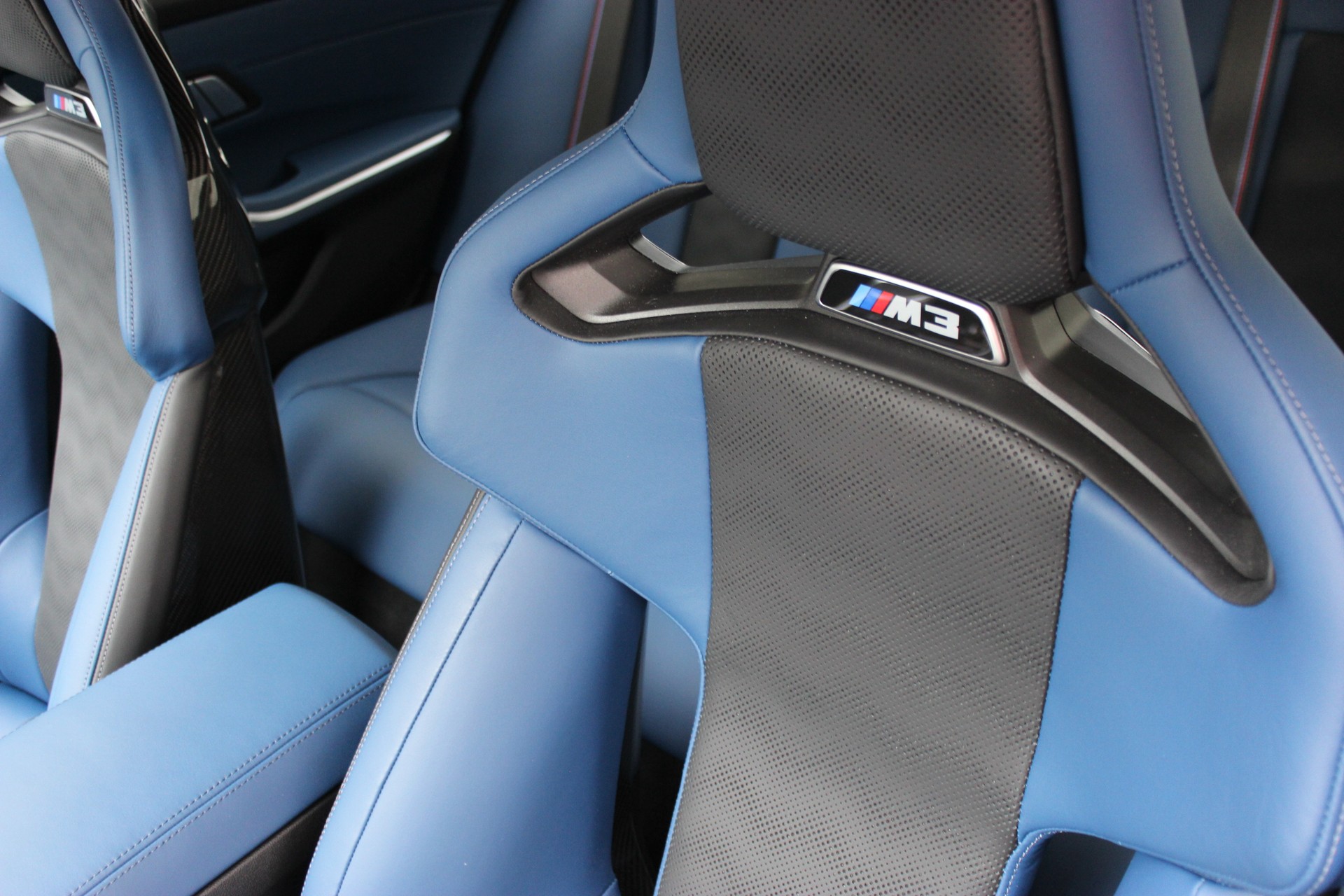BMW M3 Competition M xDrive Carbon Exterieurpaket Individual *Frozen Pure Grey II metallic*-image-11