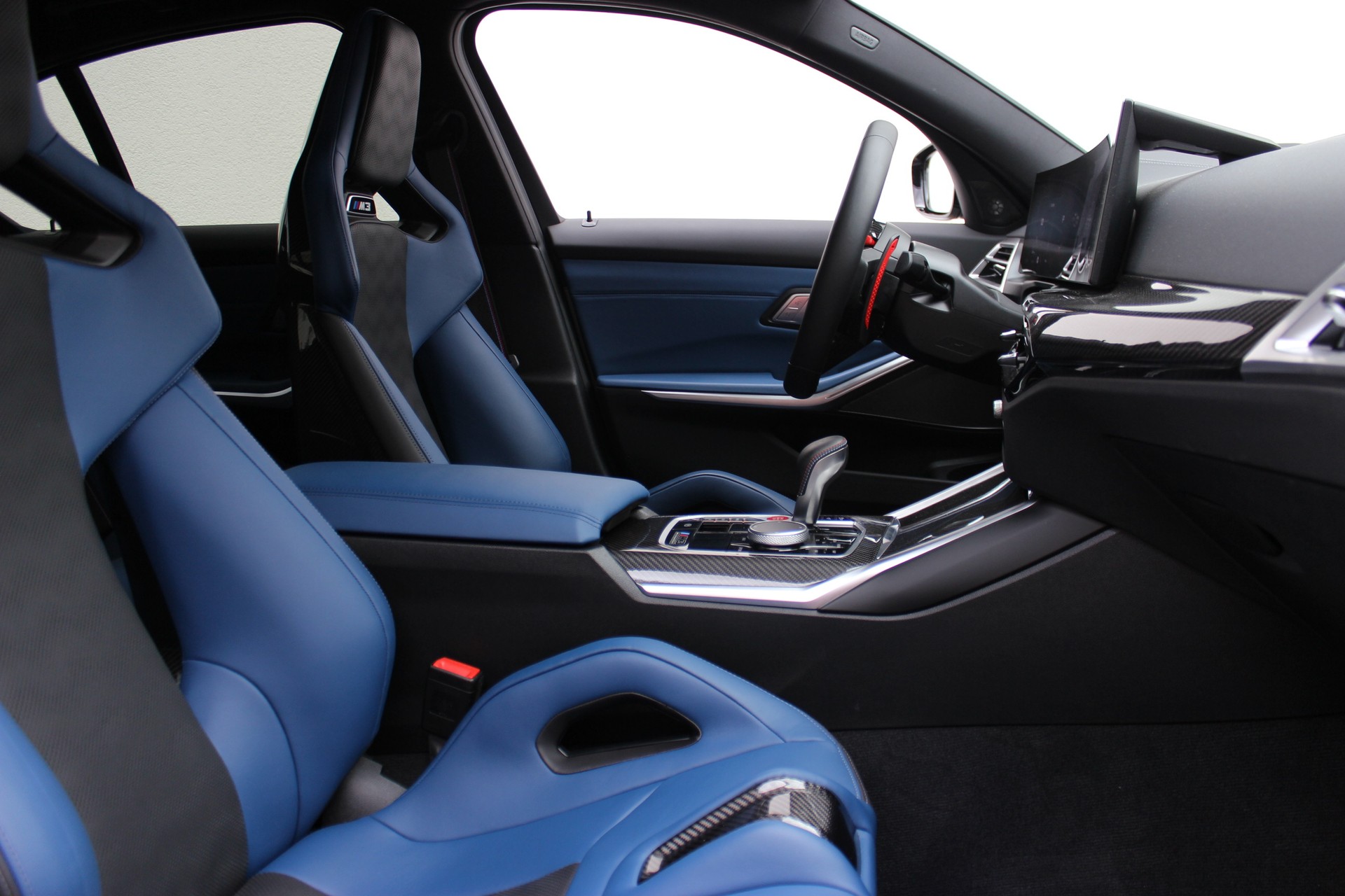 BMW M3 Competition M xDrive Carbon Exterieurpaket Individual *Frozen Pure Grey II metallic*-image-3