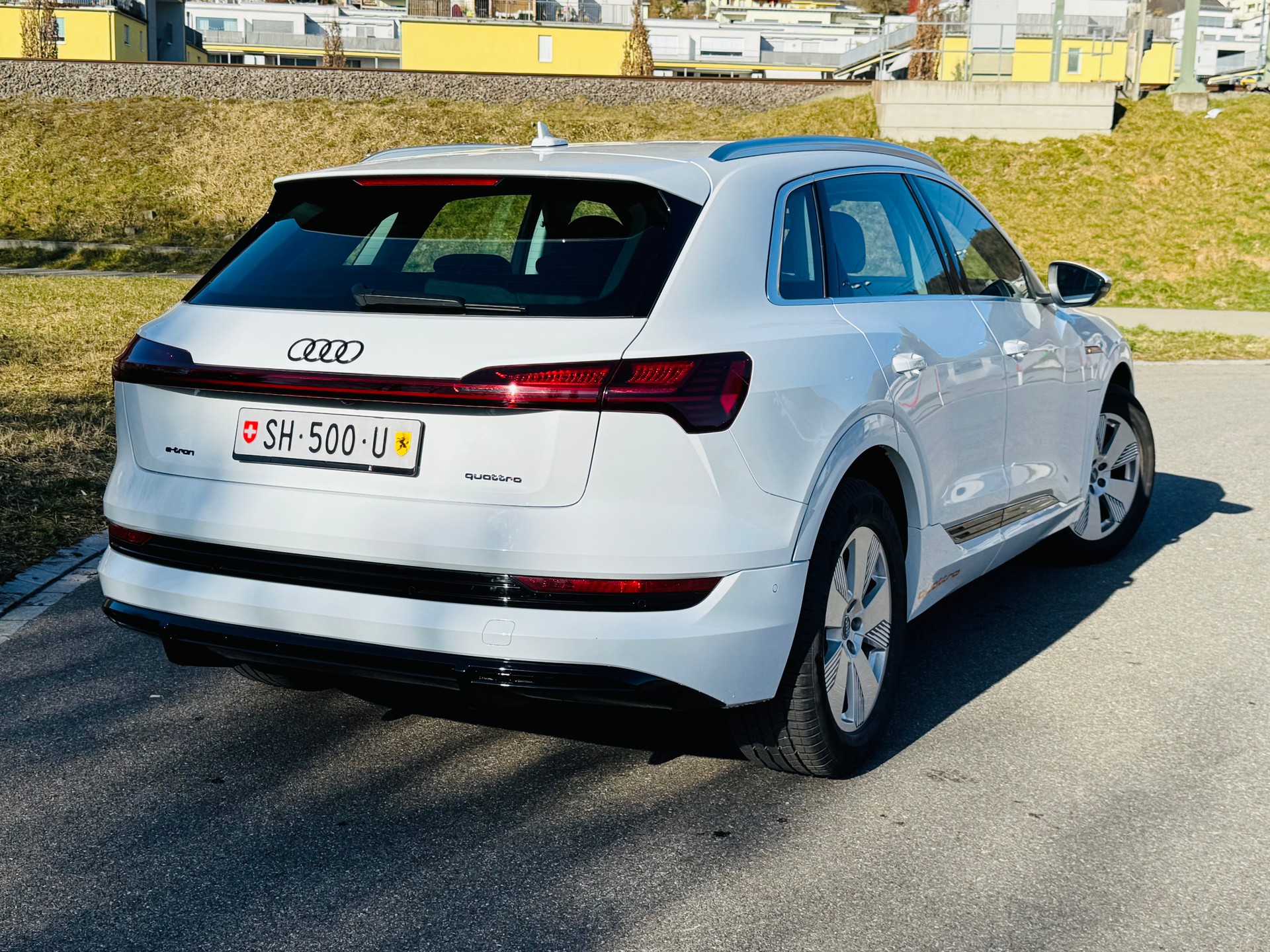 AUDI e-tron 50 S Line quattro-image-4