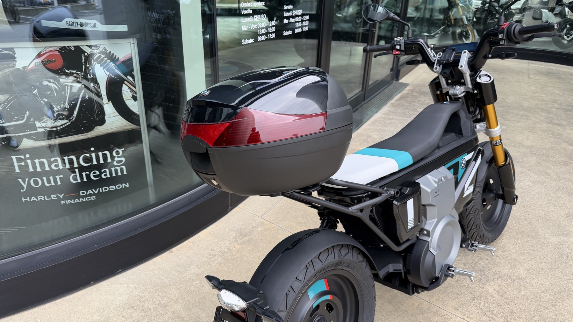 BMW CE 02 Highline-showroom-element-1