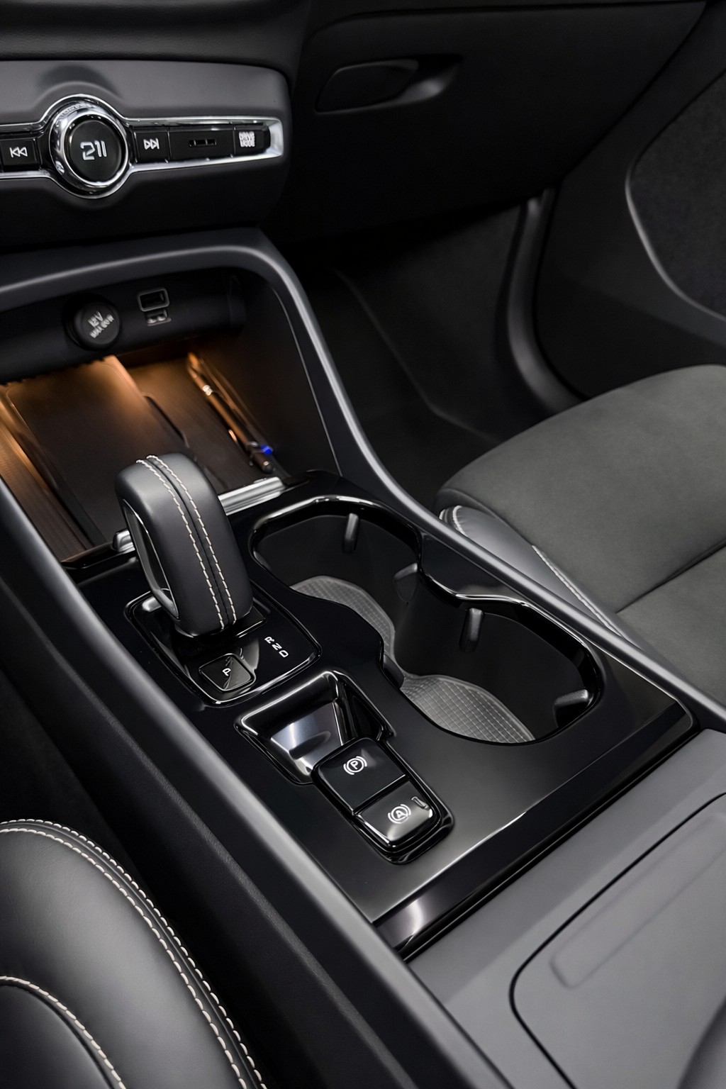 VOLVO XC40 B4 Benzin Mild Hybrid AWD Ultim. Dark DCT-image-15