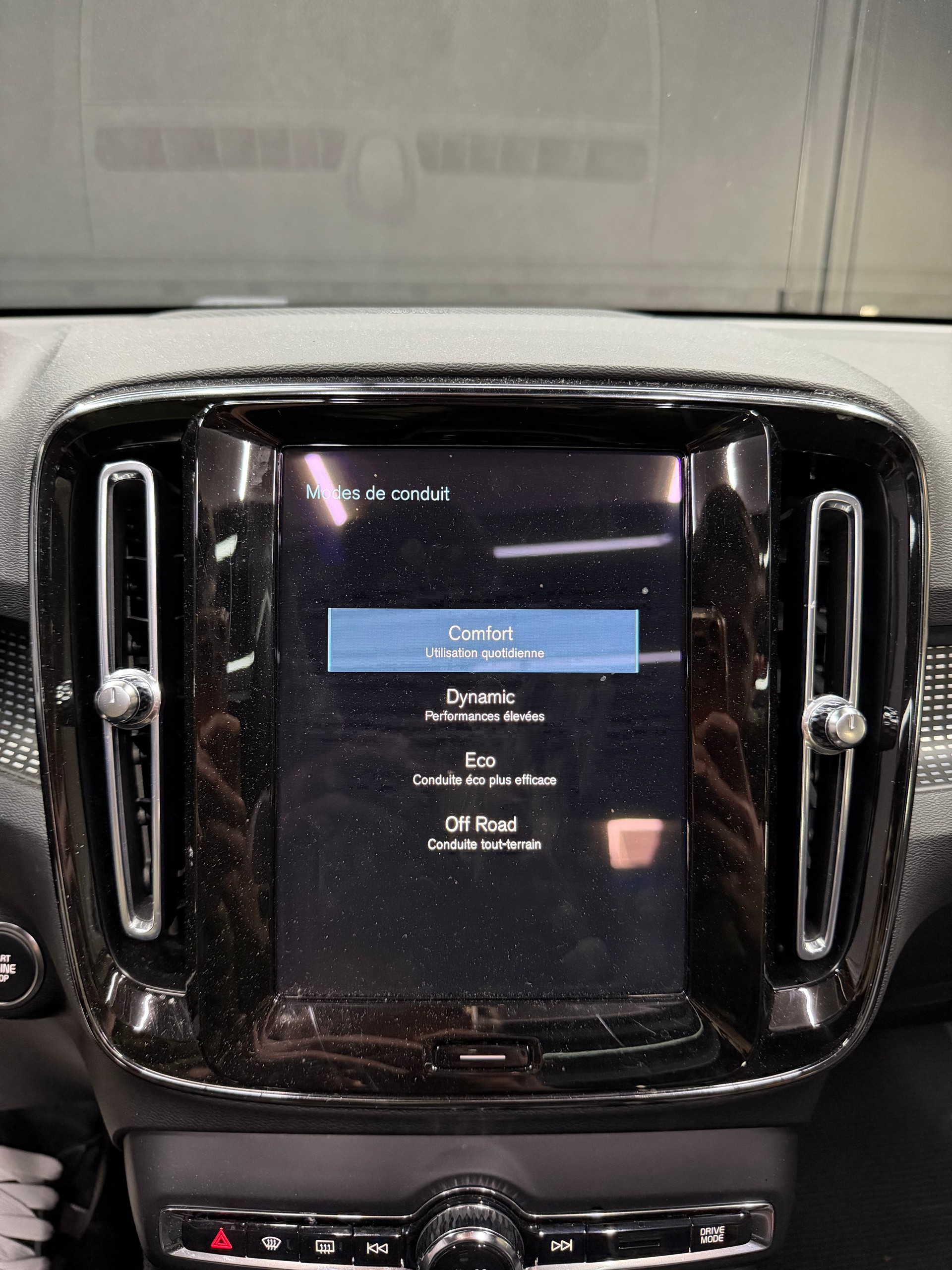 VOLVO XC40 B4 Benzin Mild Hybrid AWD Ultim. Dark DCT-image-19