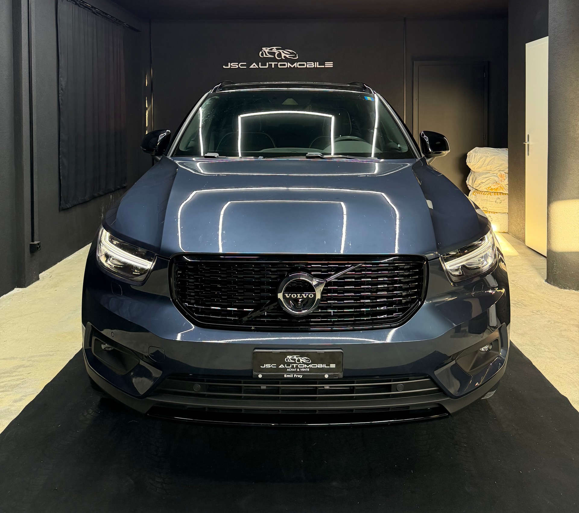 VOLVO XC40 B4 Benzin Mild Hybrid AWD Ultim. Dark DCT-showroom-element-1