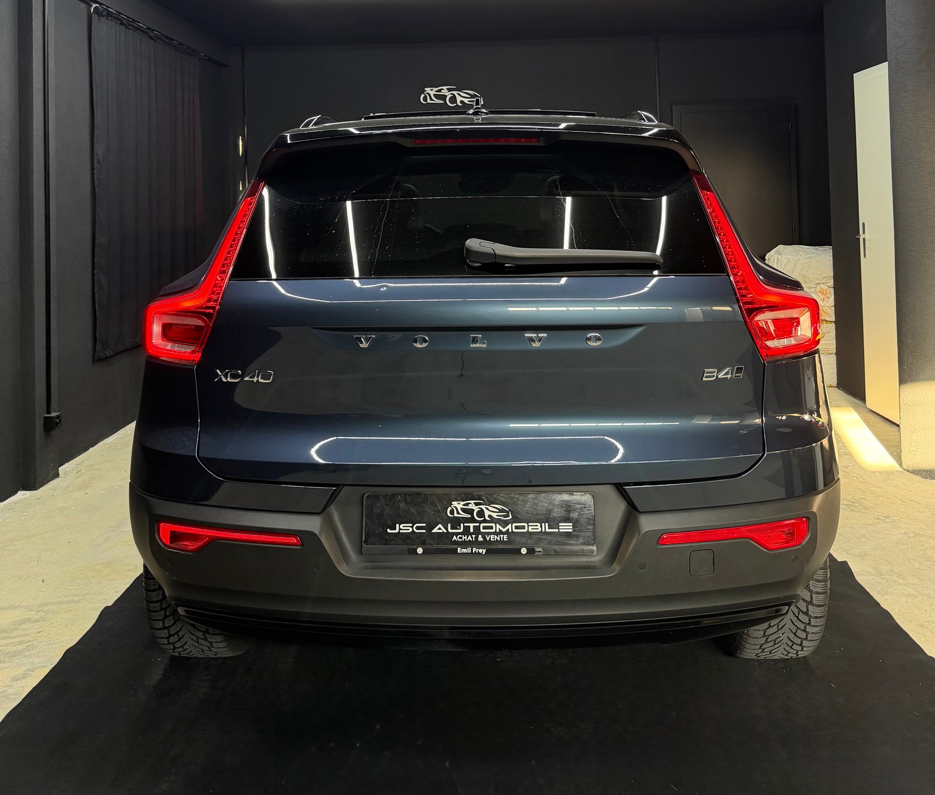 VOLVO XC40 B4 Benzin Mild Hybrid AWD Ultim. Dark DCT-showroom-element-3