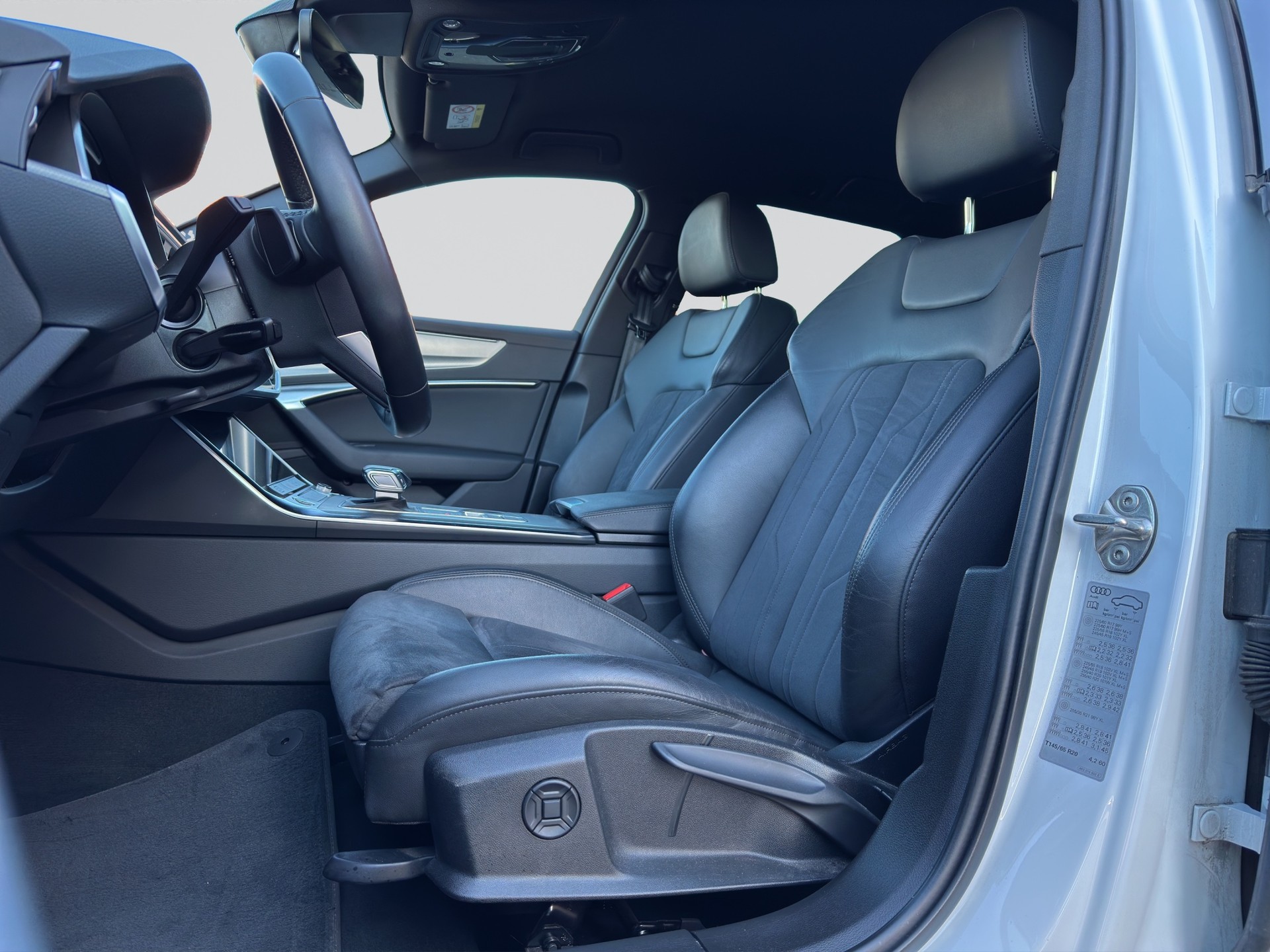 AUDI A6 Avant 45 TFSI S line quattro Schwarz Optik-image-5