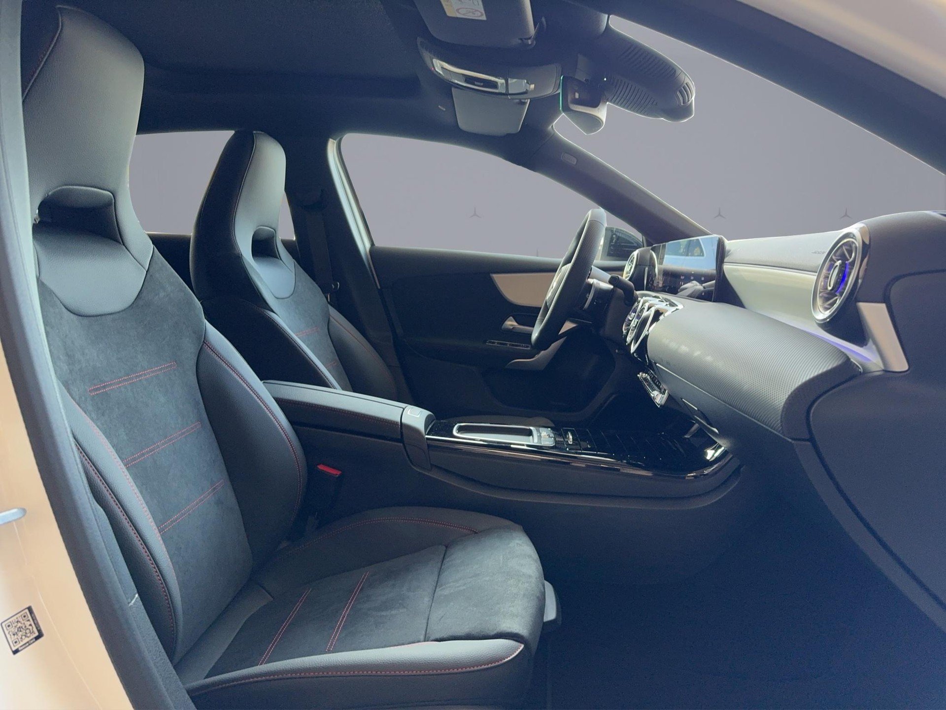 MERCEDES-BENZ A 250 AMG Line 4m Limousine-image-15