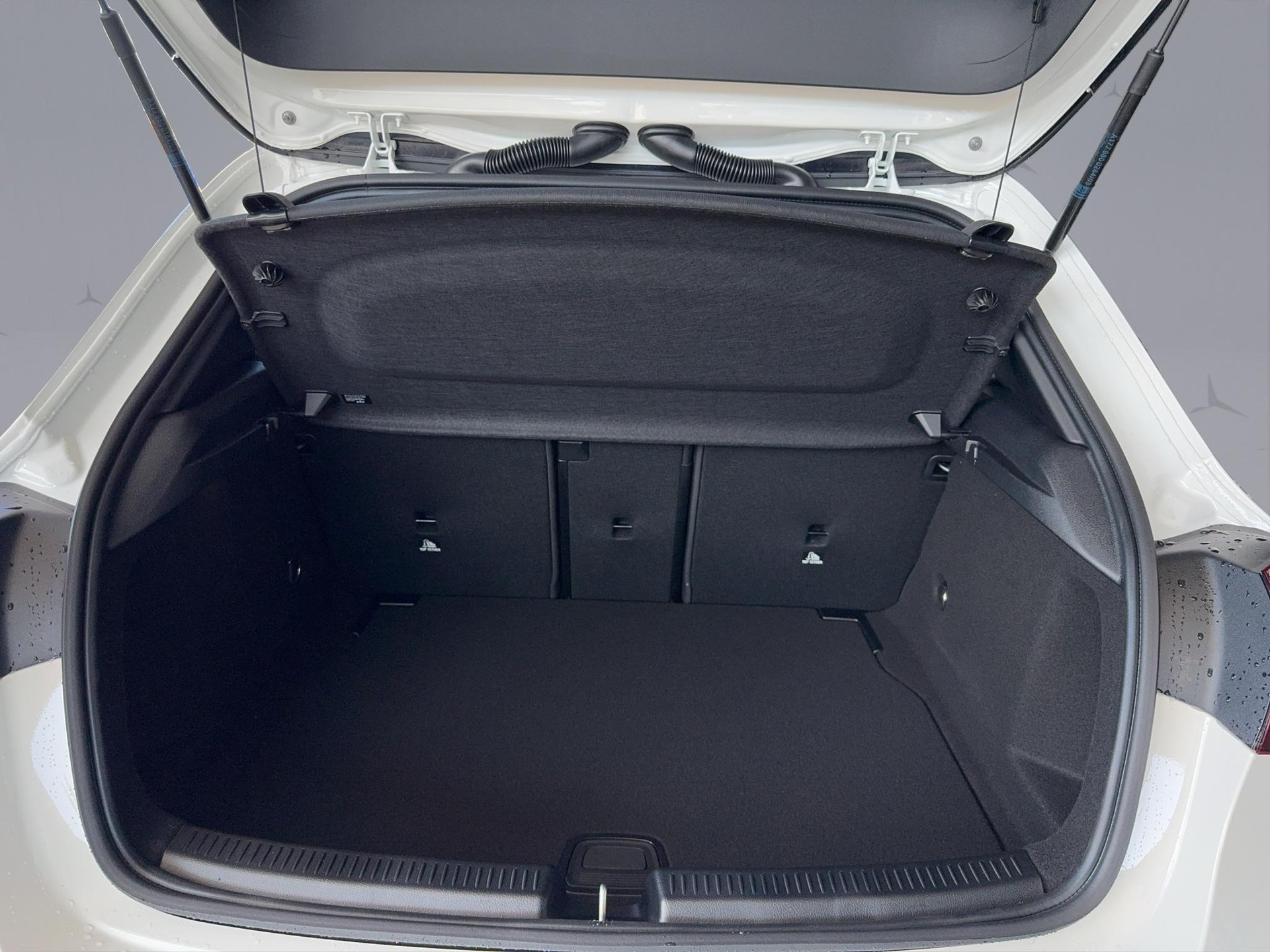 MERCEDES-BENZ A 250 AMG Line 4m Limousine-image-17
